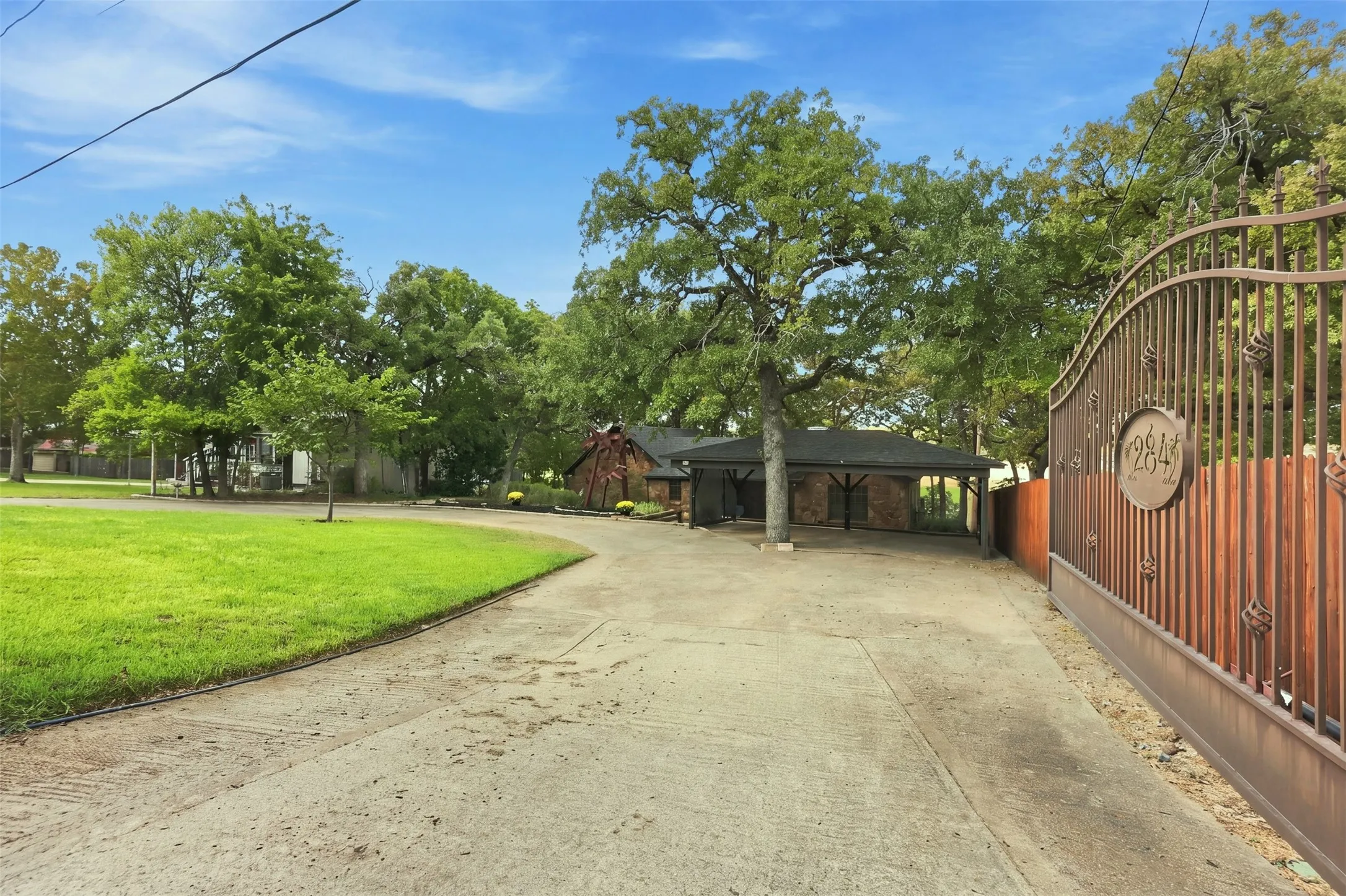 Private Gated front U-shaped drive