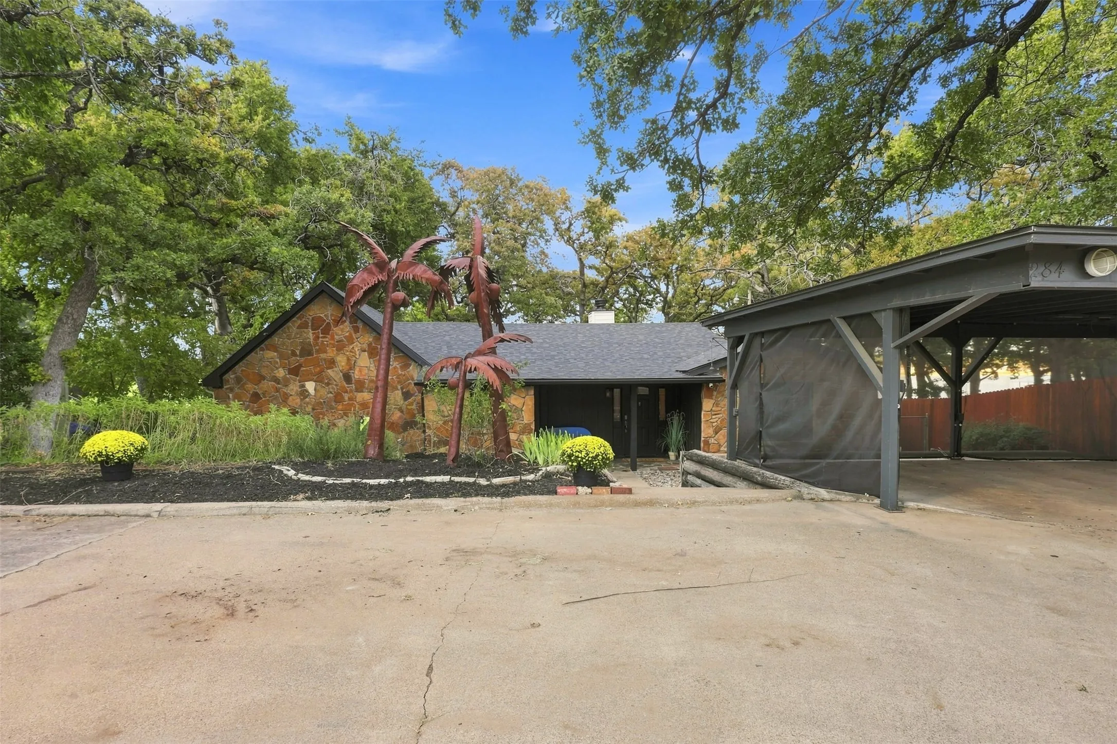 Single Family Residence For Sale in Tarrant County , 284 Shoreline Drive N, Azle, Texas 76020, 4 Bedroom, 2 Bathroom, Garage spaces, 2,410 Sqft, built in 1960, mls#21381940, Real Estate Agent in Azle, Homes For Sale in Tarrant county, Homes For Sale in Azle, Realtor in Azle Texas, Real Estate Brokerage Independent Realty Texas, Luminita Cordes Realtor