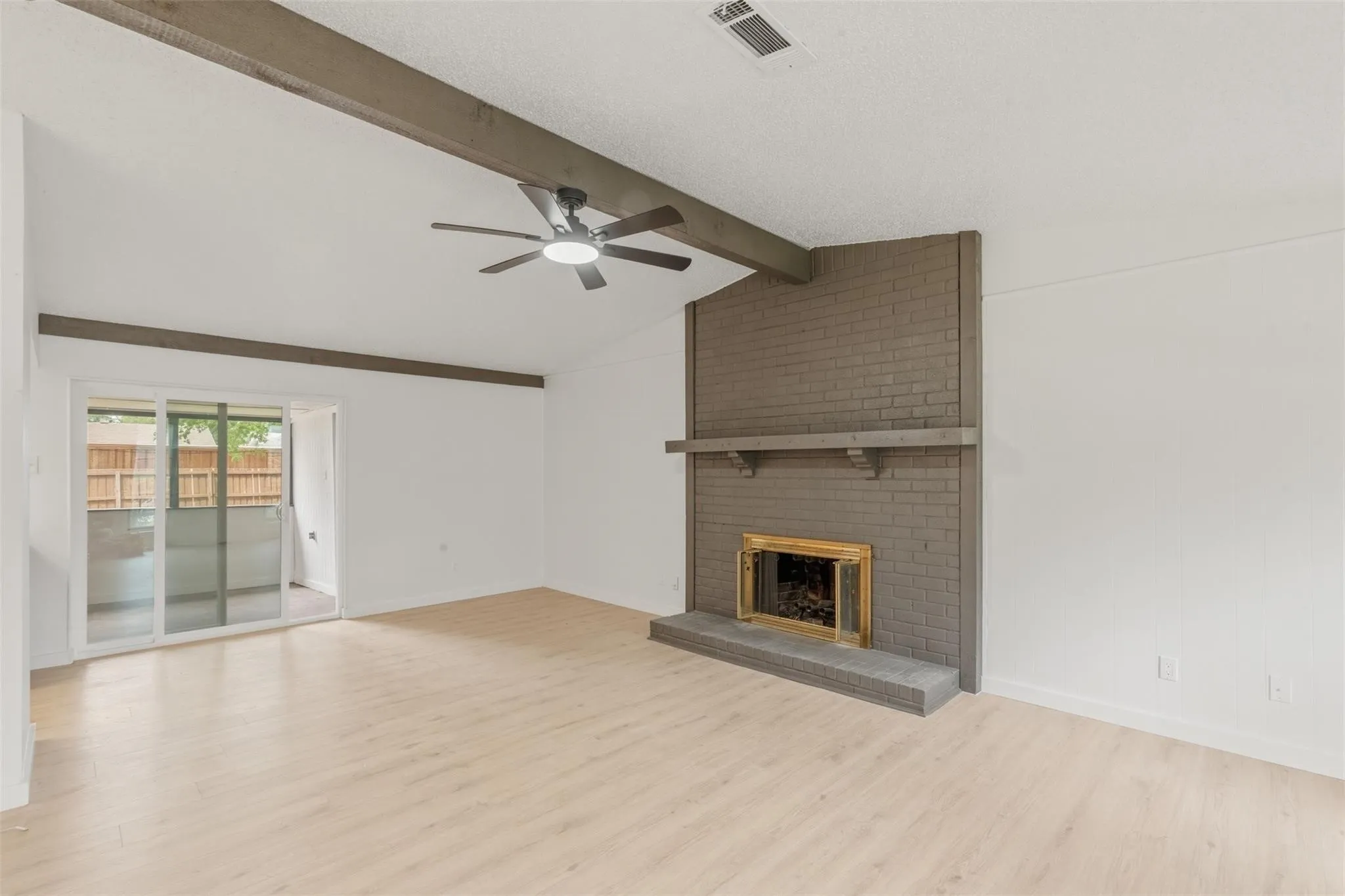 Single Family Residence For Rent in Dallas County , 1101 Delores Drive, Garland, Texas 75040, 3 Bedroom, 2 Bathroom, 1 Garage spaces, 1,590 Sqft, built in 1973, mls#21382124, Real Estate Agent in Garland, Homes For Rent in Dallas county, Homes For Rent in Garland, Realtor in Garland Texas, Real Estate Brokerage Independent Realty Texas, Luminita Cordes Realtor