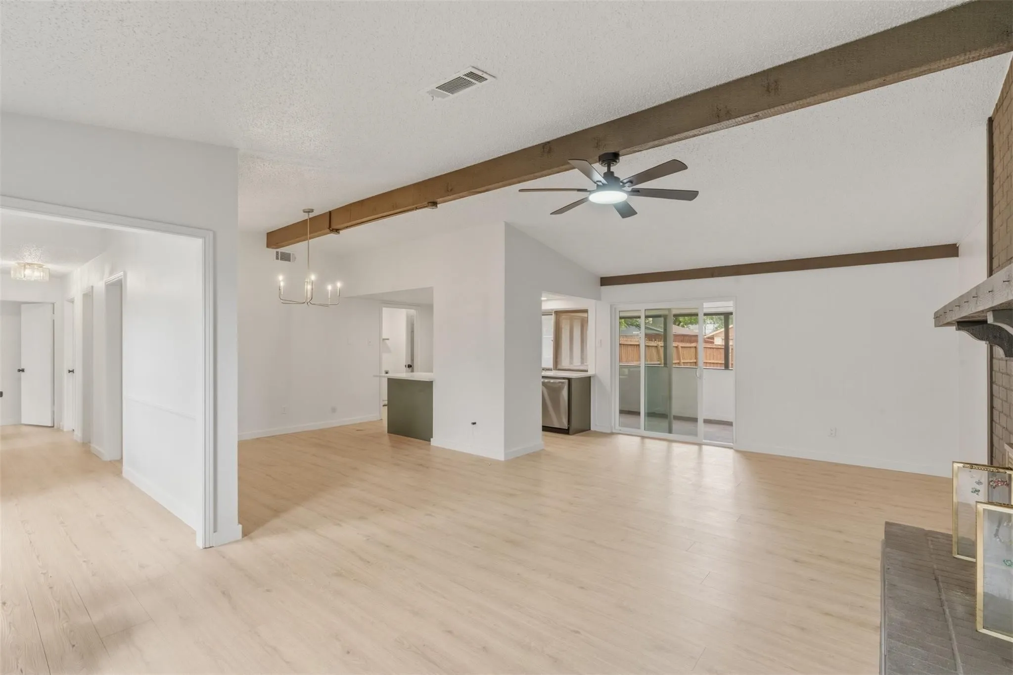 Single Family Residence For Rent in Dallas County , 1101 Delores Drive, Garland, Texas 75040, 3 Bedroom, 2 Bathroom, 1 Garage spaces, 1,590 Sqft, built in 1973, mls#21382124, Real Estate Agent in Garland, Homes For Rent in Dallas county, Homes For Rent in Garland, Realtor in Garland Texas, Real Estate Brokerage Independent Realty Texas, Luminita Cordes Realtor