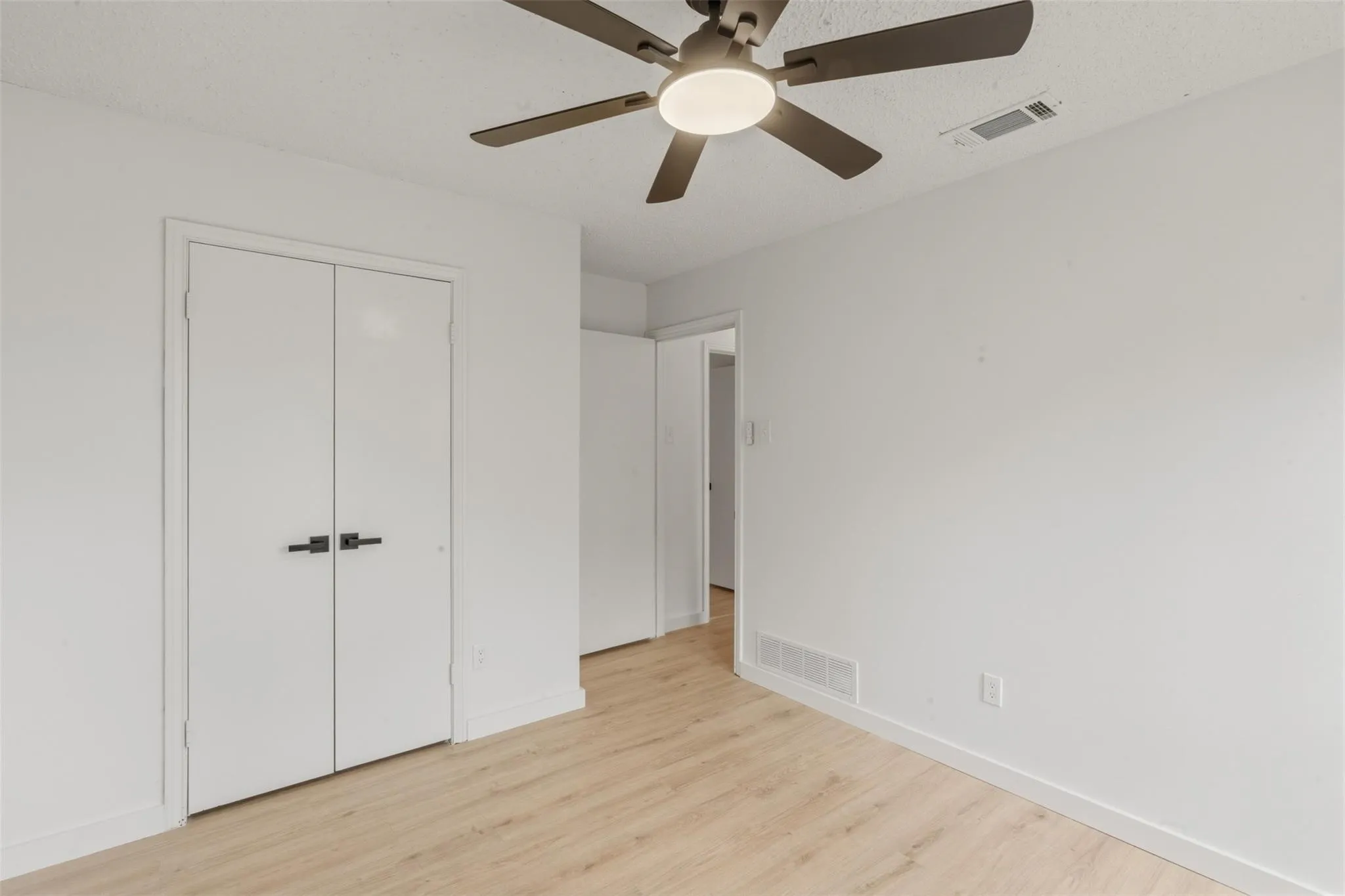 Single Family Residence For Rent in Dallas County , 1101 Delores Drive, Garland, Texas 75040, 3 Bedroom, 2 Bathroom, 1 Garage spaces, 1,590 Sqft, built in 1973, mls#21382124, Real Estate Agent in Garland, Homes For Rent in Dallas county, Homes For Rent in Garland, Realtor in Garland Texas, Real Estate Brokerage Independent Realty Texas, Luminita Cordes Realtor