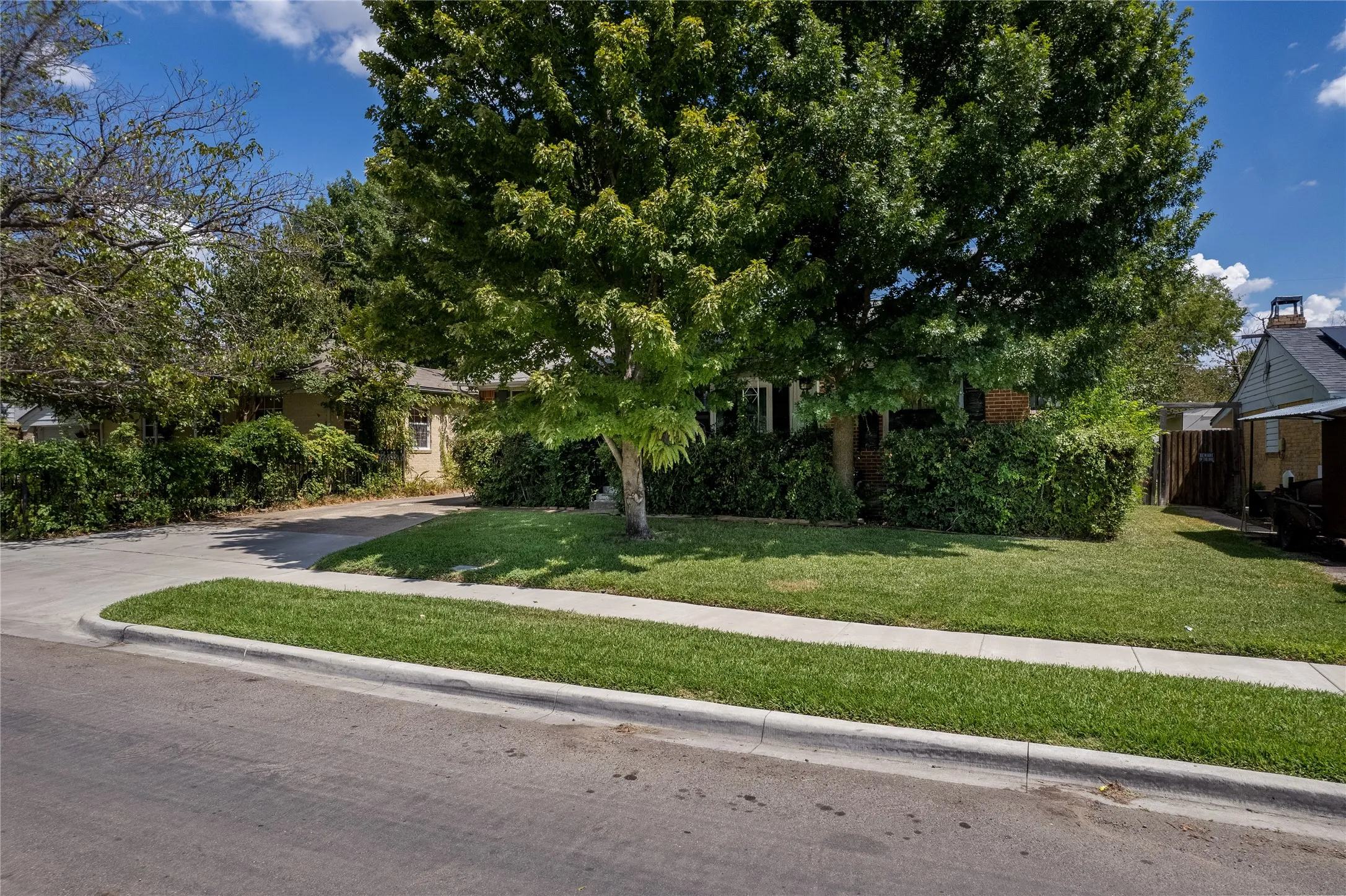 Single Family Residence For Sale in Dallas County , 9432 Lenel, Dallas, Texas 75220, 3 Bedroom, 1 Bathroom, 2 Garage spaces, 1,176 Sqft, built in 1949, mls#21381834, Real Estate Agent in Dallas, Homes For Sale in Dallas county, Homes For Sale in Dallas, Realtor in Dallas Texas, Real Estate Brokerage Independent Realty Texas, Luminita Cordes Realtor
