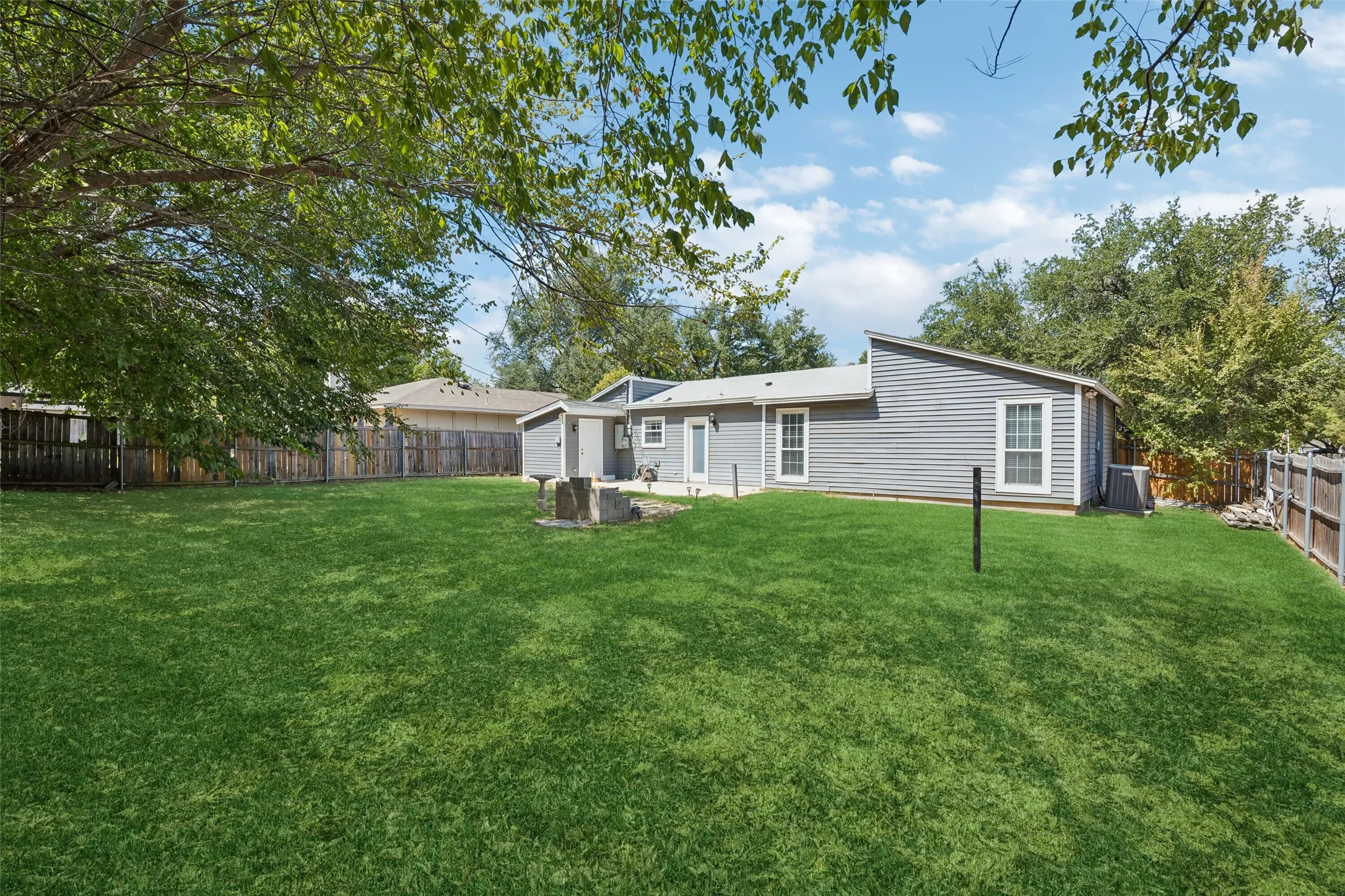 Single Family Residence For Sale in Tarrant County , 3804 Indian Wells Drive, Arlington, Texas 76017, 3 Bedroom, 2 Bathroom, Garage spaces, 1,360 Sqft, built in 1982, mls#21381800, Real Estate Agent in Arlington, Homes For Sale in Tarrant county, Homes For Sale in Arlington, Realtor in Arlington Texas, Real Estate Brokerage Independent Realty Texas, Luminita Cordes Realtor