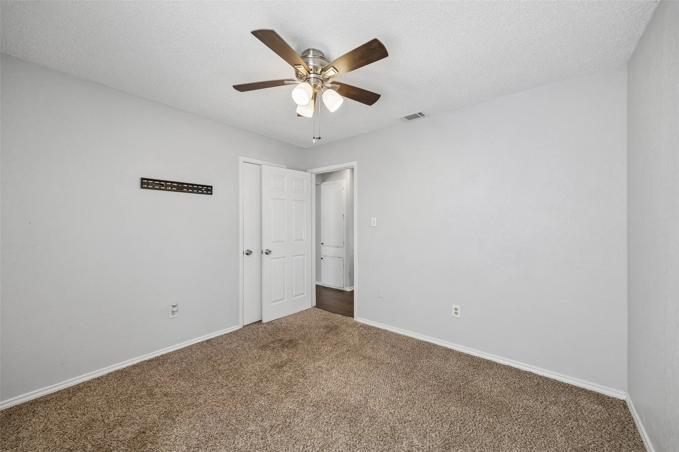 Single Family Residence For Sale in Tarrant County , 3804 Indian Wells Drive, Arlington, Texas 76017, 3 Bedroom, 2 Bathroom, Garage spaces, 1,360 Sqft, built in 1982, mls#21381800, Real Estate Agent in Arlington, Homes For Sale in Tarrant county, Homes For Sale in Arlington, Realtor in Arlington Texas, Real Estate Brokerage Independent Realty Texas, Luminita Cordes Realtor