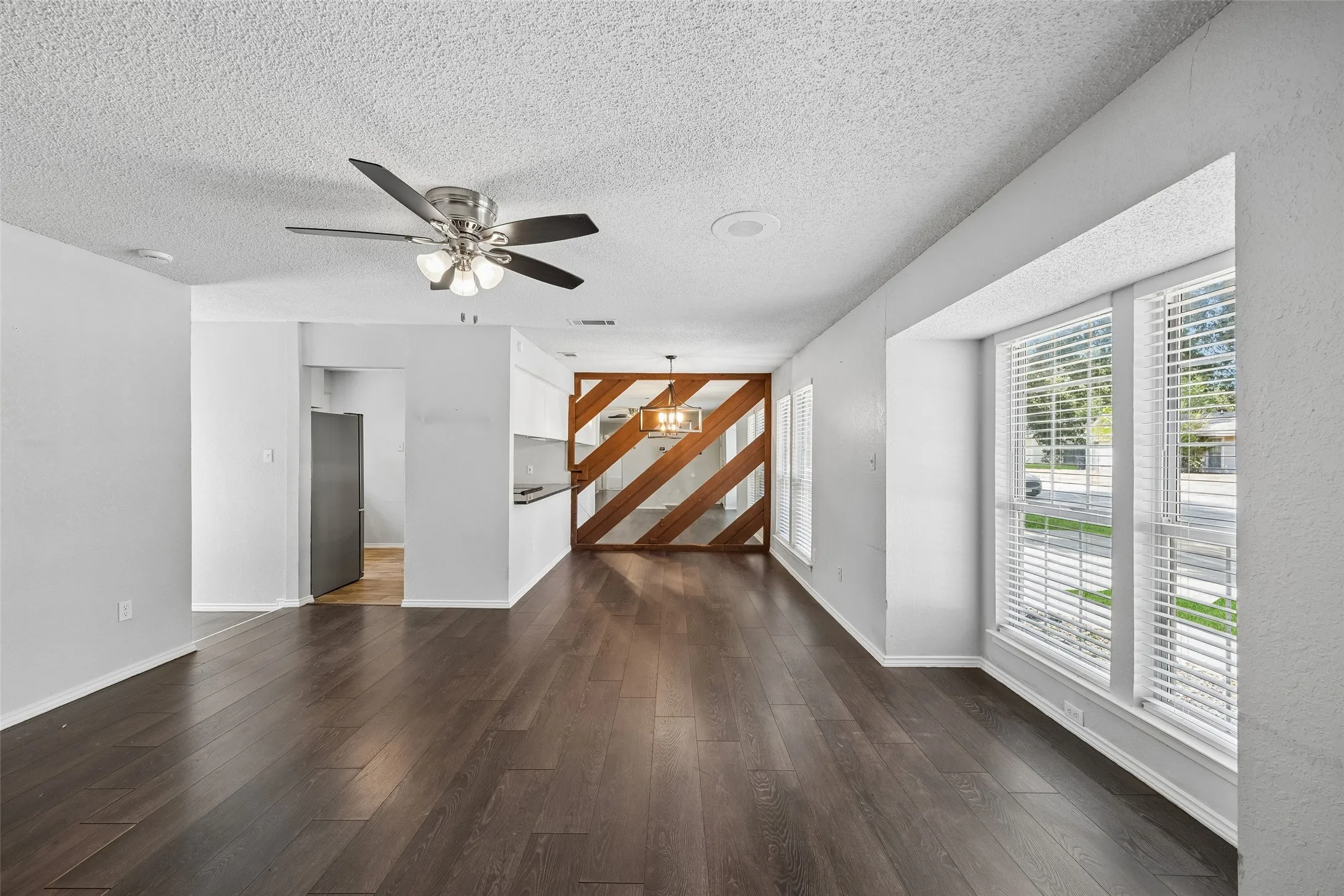 Single Family Residence For Sale in Tarrant County , 3804 Indian Wells Drive, Arlington, Texas 76017, 3 Bedroom, 2 Bathroom, Garage spaces, 1,360 Sqft, built in 1982, mls#21381800, Real Estate Agent in Arlington, Homes For Sale in Tarrant county, Homes For Sale in Arlington, Realtor in Arlington Texas, Real Estate Brokerage Independent Realty Texas, Luminita Cordes Realtor