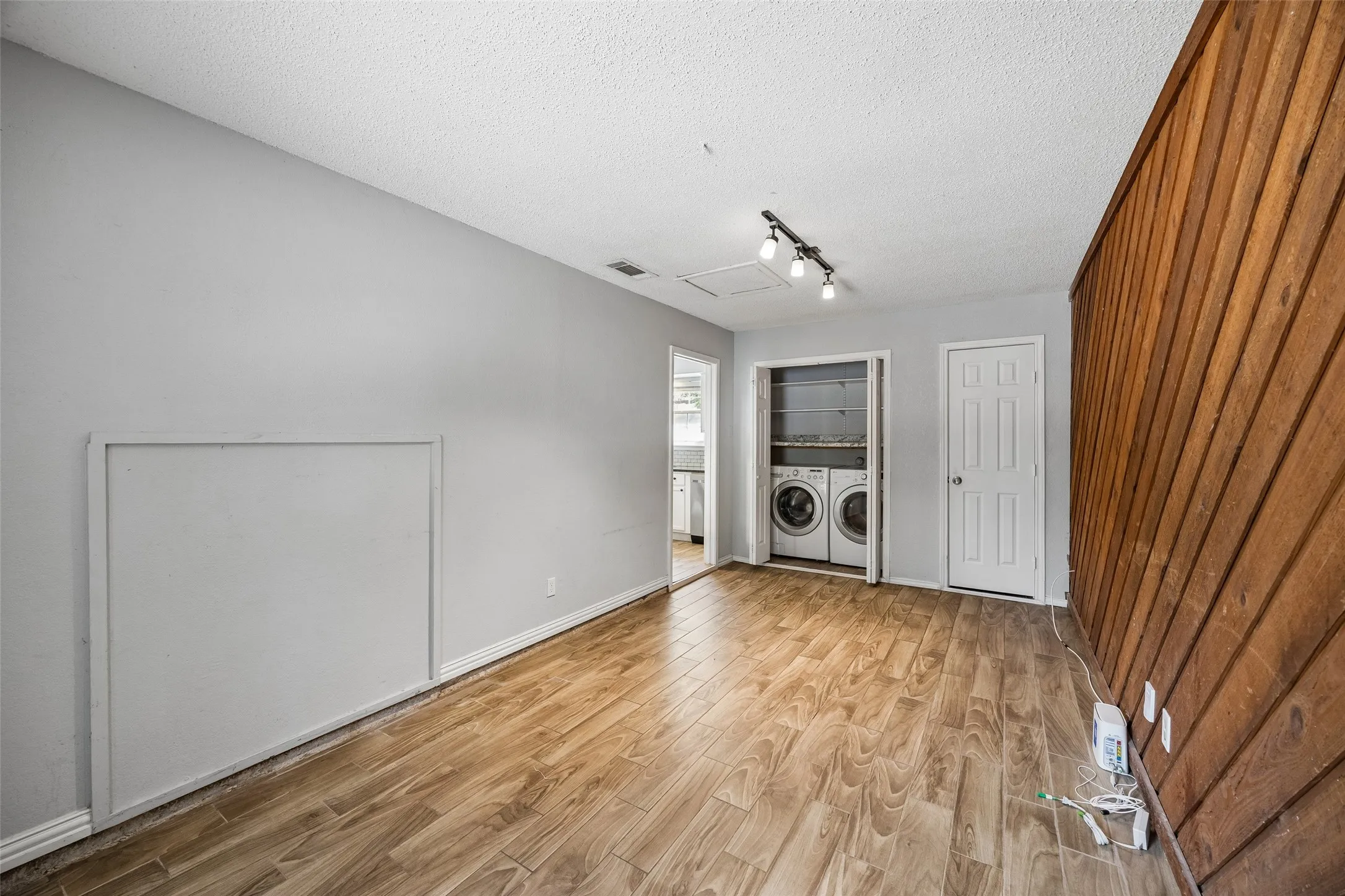 Single Family Residence For Sale in Tarrant County , 3804 Indian Wells Drive, Arlington, Texas 76017, 3 Bedroom, 2 Bathroom, Garage spaces, 1,360 Sqft, built in 1982, mls#21381800, Real Estate Agent in Arlington, Homes For Sale in Tarrant county, Homes For Sale in Arlington, Realtor in Arlington Texas, Real Estate Brokerage Independent Realty Texas, Luminita Cordes Realtor