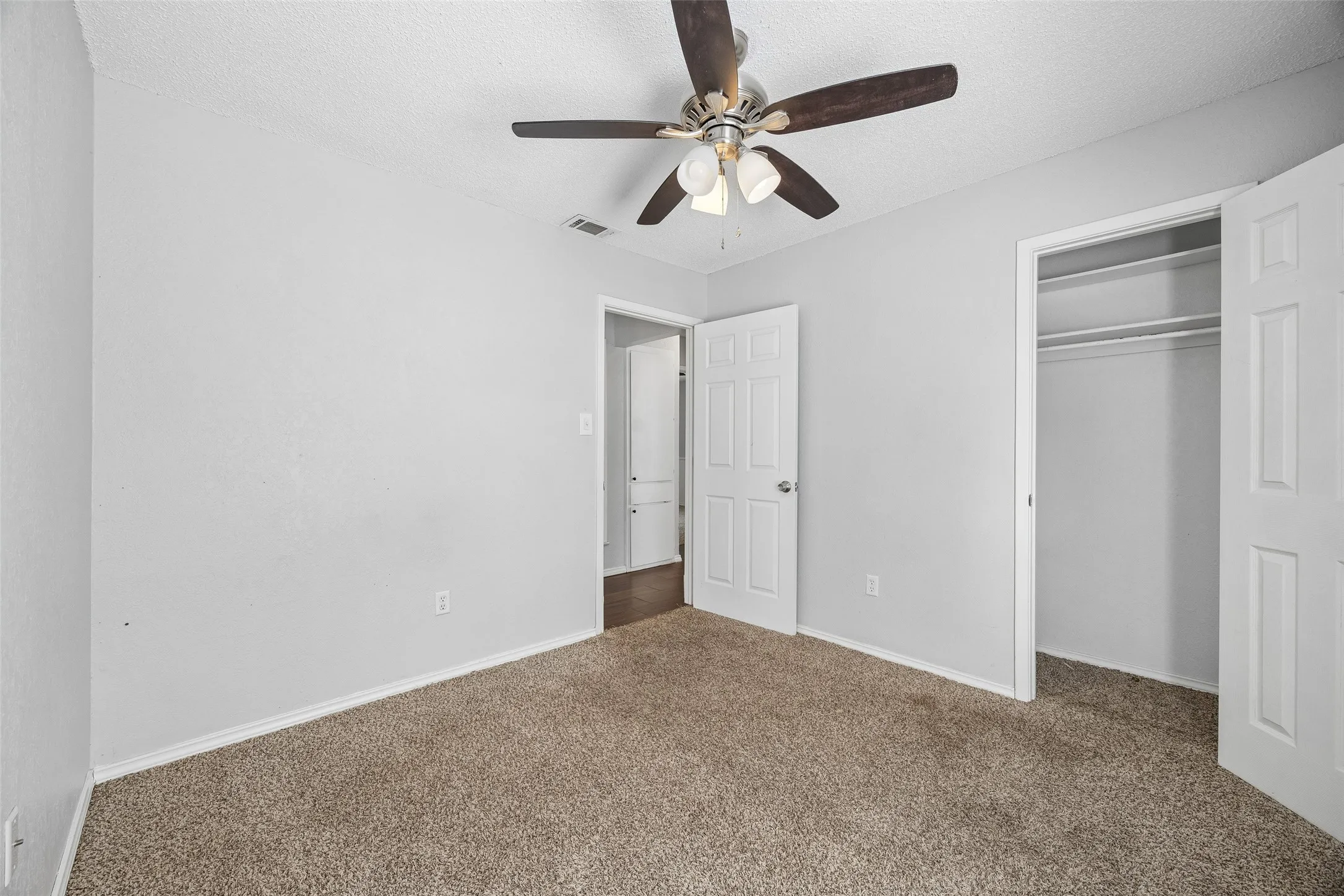 Single Family Residence For Sale in Tarrant County , 3804 Indian Wells Drive, Arlington, Texas 76017, 3 Bedroom, 2 Bathroom, Garage spaces, 1,360 Sqft, built in 1982, mls#21381800, Real Estate Agent in Arlington, Homes For Sale in Tarrant county, Homes For Sale in Arlington, Realtor in Arlington Texas, Real Estate Brokerage Independent Realty Texas, Luminita Cordes Realtor