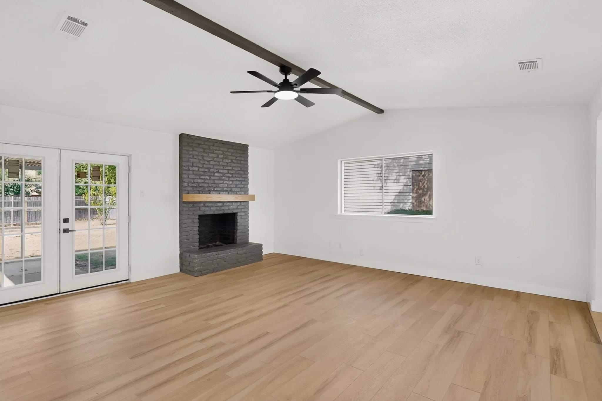 Single Family Residence For Rent in Dallas County , 11231 Pelican Drive, Dallas, Texas 75238, 3 Bedroom, 2 Bathroom, 2 Garage spaces, 1,198 Sqft, built in 1972, mls#21382149, Real Estate Agent in Dallas, Homes For Rent in Dallas county, Homes For Rent in Dallas, Realtor in Dallas Texas, Real Estate Brokerage Independent Realty Texas, Luminita Cordes Realtor