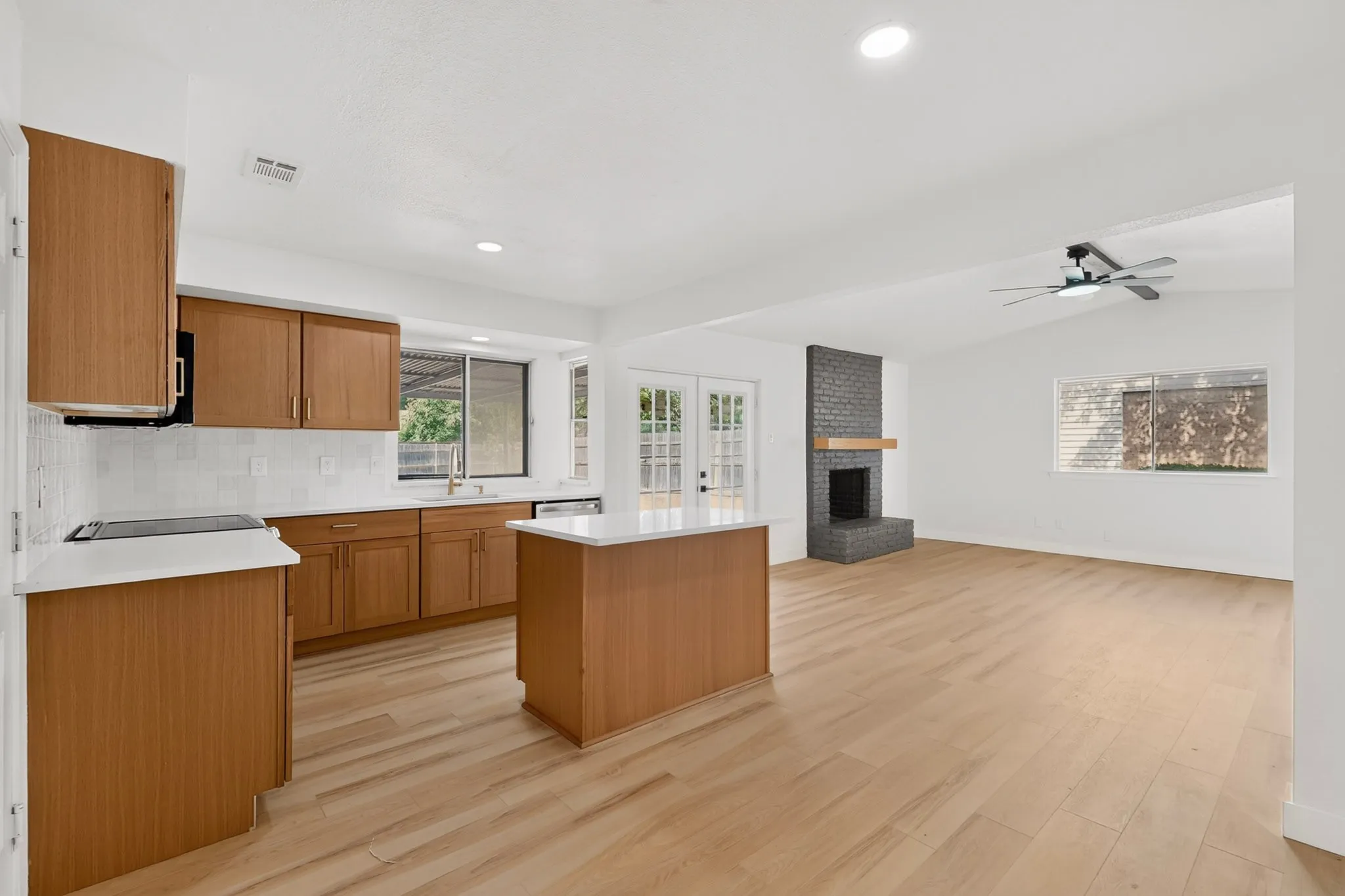 Single Family Residence For Rent in Dallas County , 11231 Pelican Drive, Dallas, Texas 75238, 3 Bedroom, 2 Bathroom, 2 Garage spaces, 1,198 Sqft, built in 1972, mls#21382149, Real Estate Agent in Dallas, Homes For Rent in Dallas county, Homes For Rent in Dallas, Realtor in Dallas Texas, Real Estate Brokerage Independent Realty Texas, Luminita Cordes Realtor