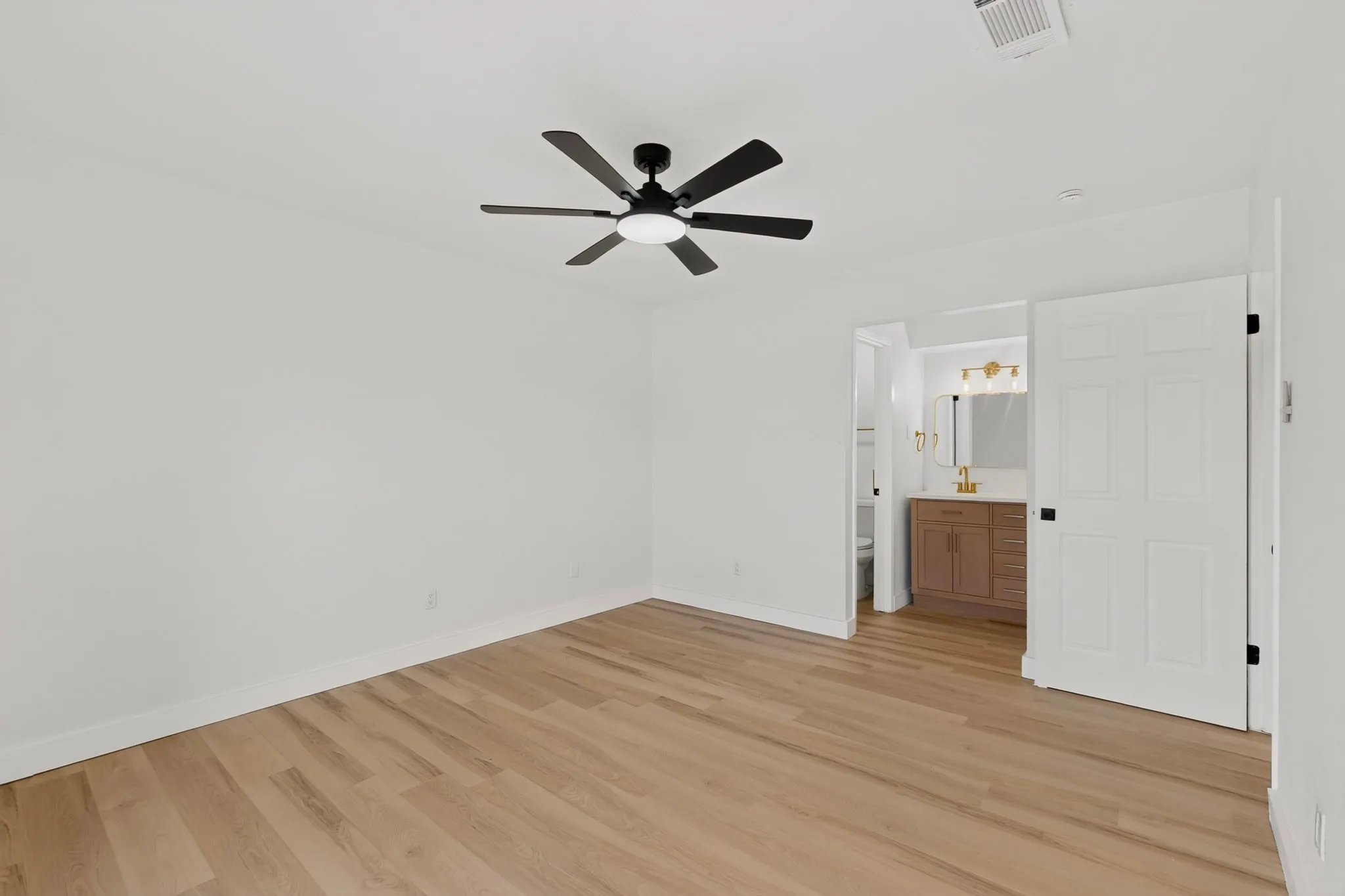 Single Family Residence For Rent in Dallas County , 11231 Pelican Drive, Dallas, Texas 75238, 3 Bedroom, 2 Bathroom, 2 Garage spaces, 1,198 Sqft, built in 1972, mls#21382149, Real Estate Agent in Dallas, Homes For Rent in Dallas county, Homes For Rent in Dallas, Realtor in Dallas Texas, Real Estate Brokerage Independent Realty Texas, Luminita Cordes Realtor
