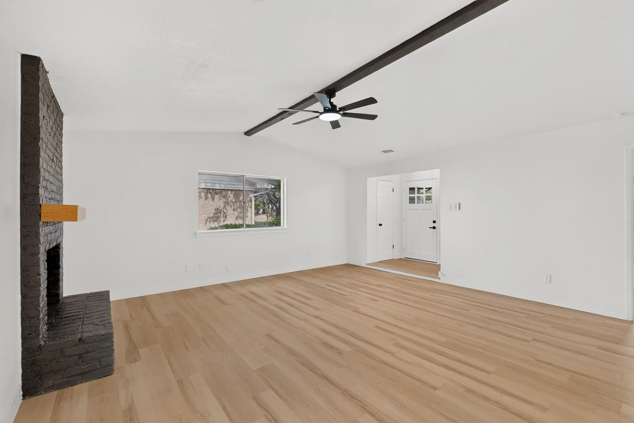 Single Family Residence For Rent in Dallas County , 11231 Pelican Drive, Dallas, Texas 75238, 3 Bedroom, 2 Bathroom, 2 Garage spaces, 1,198 Sqft, built in 1972, mls#21382149, Real Estate Agent in Dallas, Homes For Rent in Dallas county, Homes For Rent in Dallas, Realtor in Dallas Texas, Real Estate Brokerage Independent Realty Texas, Luminita Cordes Realtor