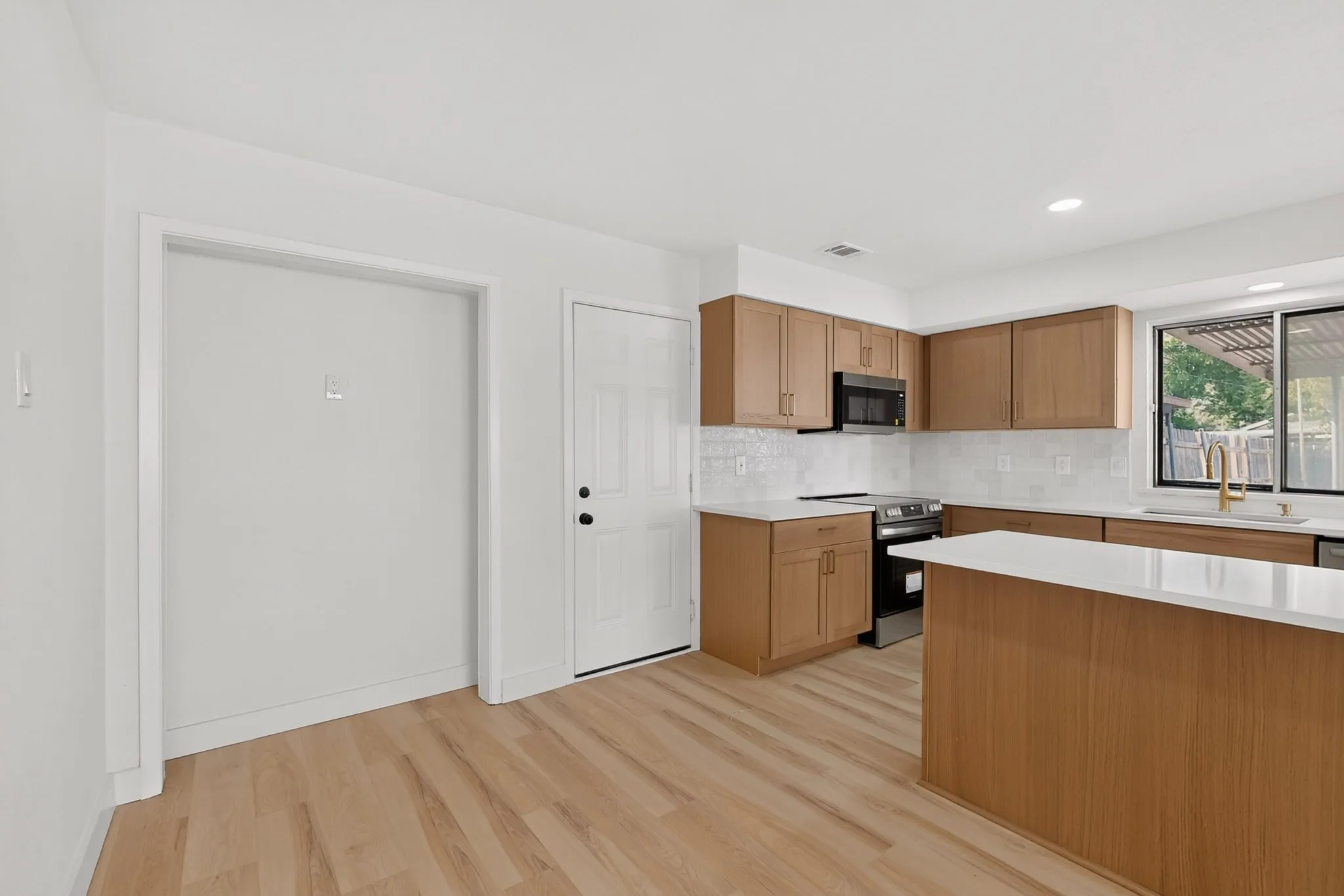 Single Family Residence For Rent in Dallas County , 11231 Pelican Drive, Dallas, Texas 75238, 3 Bedroom, 2 Bathroom, 2 Garage spaces, 1,198 Sqft, built in 1972, mls#21382149, Real Estate Agent in Dallas, Homes For Rent in Dallas county, Homes For Rent in Dallas, Realtor in Dallas Texas, Real Estate Brokerage Independent Realty Texas, Luminita Cordes Realtor