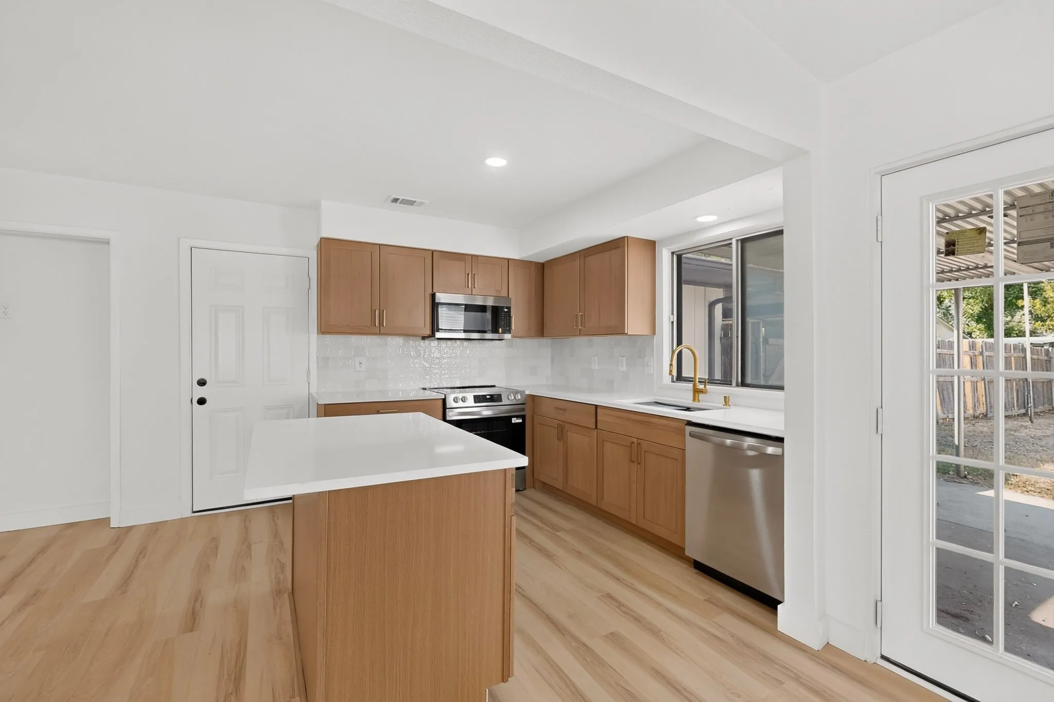 Single Family Residence For Rent in Dallas County , 11231 Pelican Drive, Dallas, Texas 75238, 3 Bedroom, 2 Bathroom, 2 Garage spaces, 1,198 Sqft, built in 1972, mls#21382149, Real Estate Agent in Dallas, Homes For Rent in Dallas county, Homes For Rent in Dallas, Realtor in Dallas Texas, Real Estate Brokerage Independent Realty Texas, Luminita Cordes Realtor