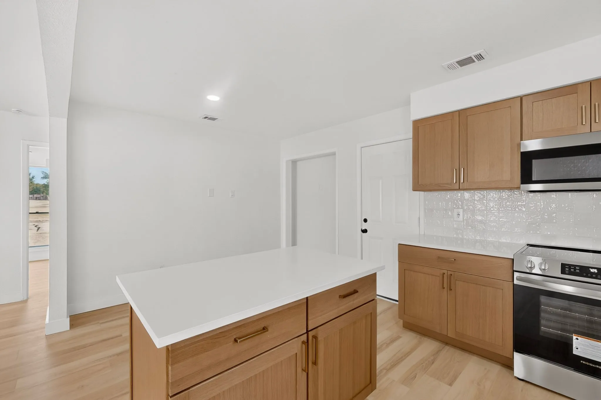 Single Family Residence For Rent in Dallas County , 11231 Pelican Drive, Dallas, Texas 75238, 3 Bedroom, 2 Bathroom, 2 Garage spaces, 1,198 Sqft, built in 1972, mls#21382149, Real Estate Agent in Dallas, Homes For Rent in Dallas county, Homes For Rent in Dallas, Realtor in Dallas Texas, Real Estate Brokerage Independent Realty Texas, Luminita Cordes Realtor