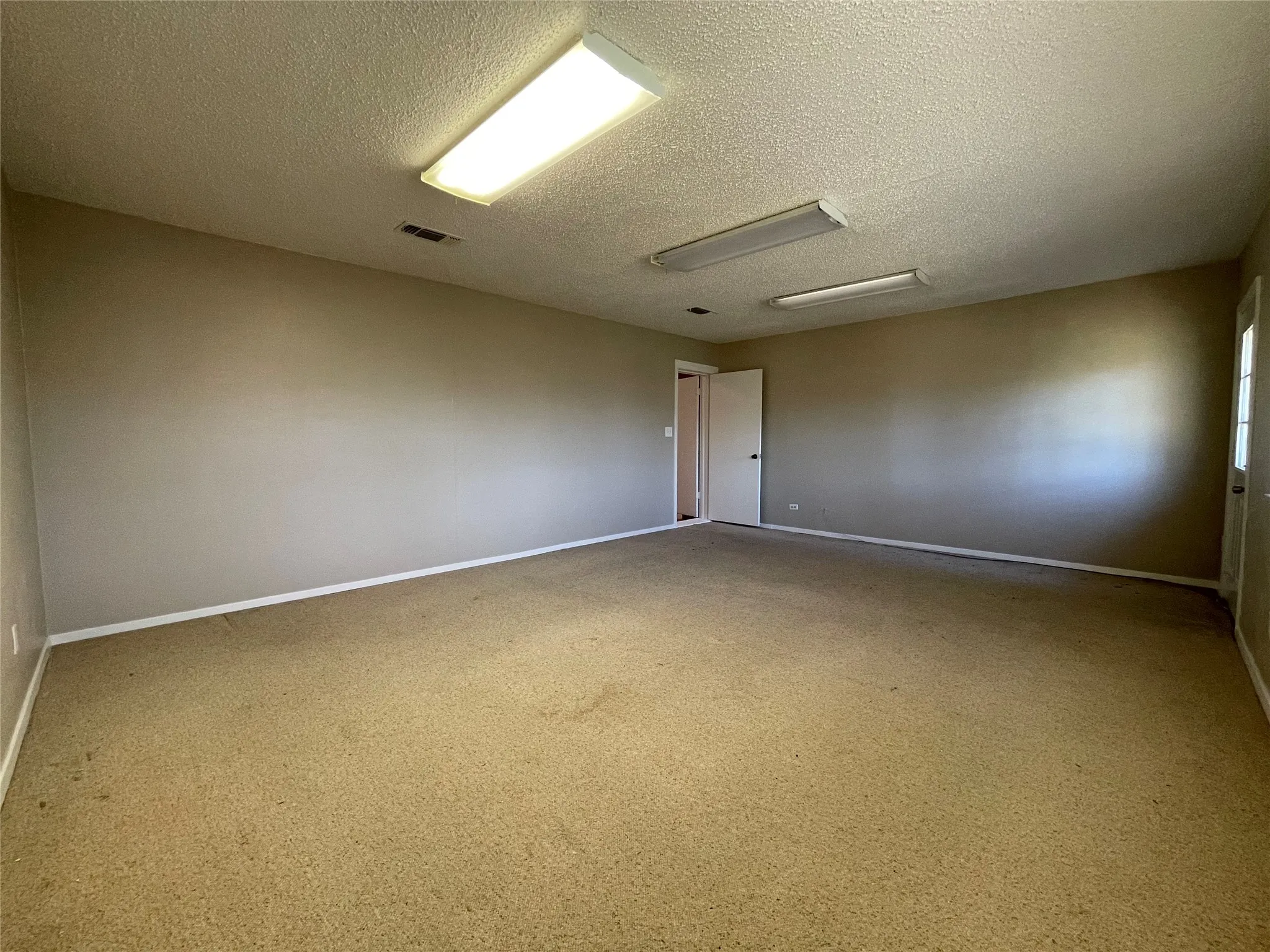 Single Family Residence For Rent in Tarrant County , 4508 Mill Pond Court, Fort Worth, Texas 76133, 3 Bedroom, 3 Bathroom, 2 Garage spaces, 2,339 Sqft, built in 1976, mls#21373036, Real Estate Agent in Fort Worth, Homes For Rent in Tarrant county, Homes For Rent in Fort Worth, Realtor in Fort Worth Texas, Real Estate Brokerage Independent Realty Texas, Luminita Cordes Realtor