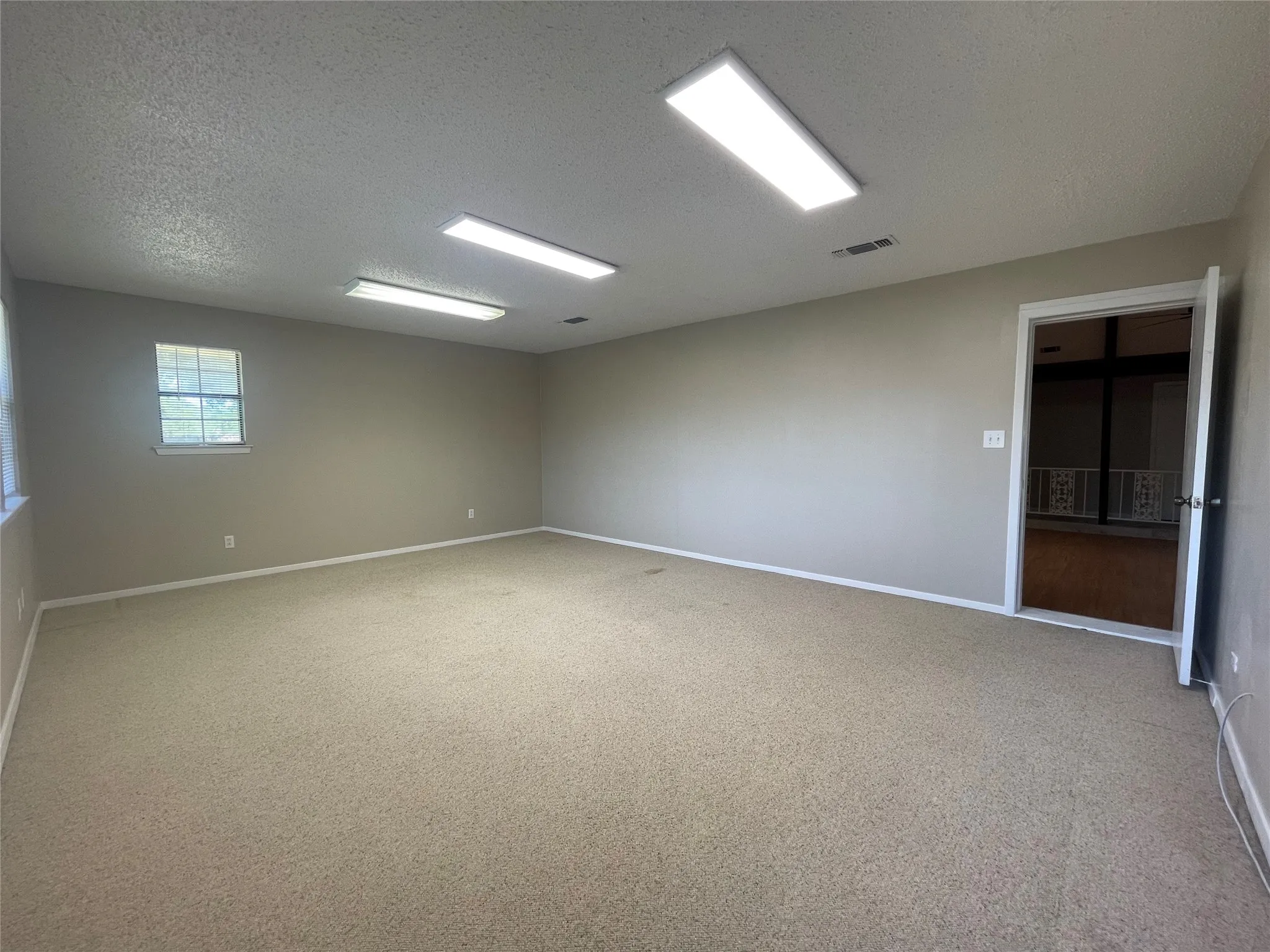 Single Family Residence For Rent in Tarrant County , 4508 Mill Pond Court, Fort Worth, Texas 76133, 3 Bedroom, 3 Bathroom, 2 Garage spaces, 2,339 Sqft, built in 1976, mls#21373036, Real Estate Agent in Fort Worth, Homes For Rent in Tarrant county, Homes For Rent in Fort Worth, Realtor in Fort Worth Texas, Real Estate Brokerage Independent Realty Texas, Luminita Cordes Realtor