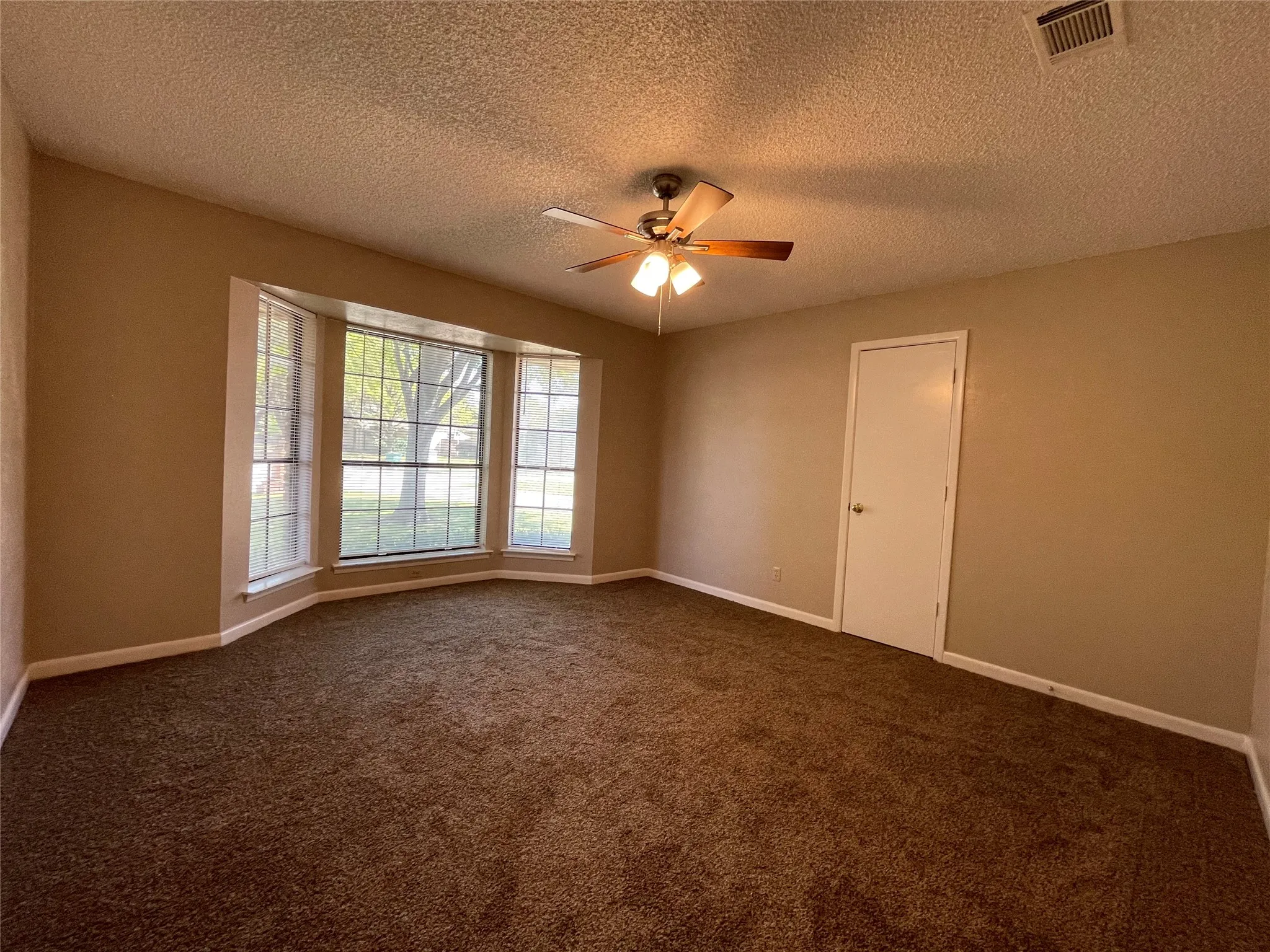 Single Family Residence For Rent in Tarrant County , 4508 Mill Pond Court, Fort Worth, Texas 76133, 3 Bedroom, 3 Bathroom, 2 Garage spaces, 2,339 Sqft, built in 1976, mls#21373036, Real Estate Agent in Fort Worth, Homes For Rent in Tarrant county, Homes For Rent in Fort Worth, Realtor in Fort Worth Texas, Real Estate Brokerage Independent Realty Texas, Luminita Cordes Realtor