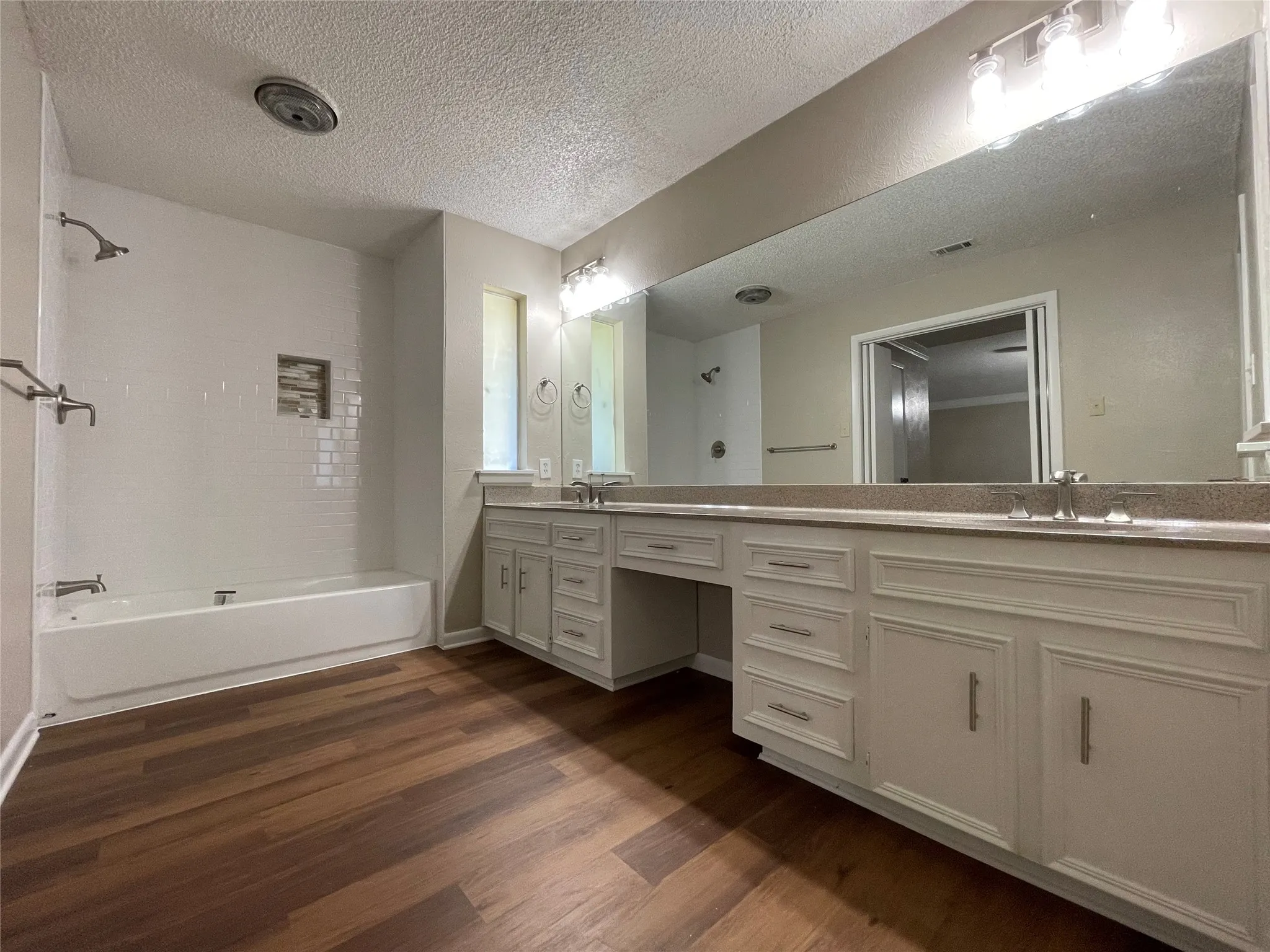 Single Family Residence For Rent in Tarrant County , 4508 Mill Pond Court, Fort Worth, Texas 76133, 3 Bedroom, 3 Bathroom, 2 Garage spaces, 2,339 Sqft, built in 1976, mls#21373036, Real Estate Agent in Fort Worth, Homes For Rent in Tarrant county, Homes For Rent in Fort Worth, Realtor in Fort Worth Texas, Real Estate Brokerage Independent Realty Texas, Luminita Cordes Realtor
