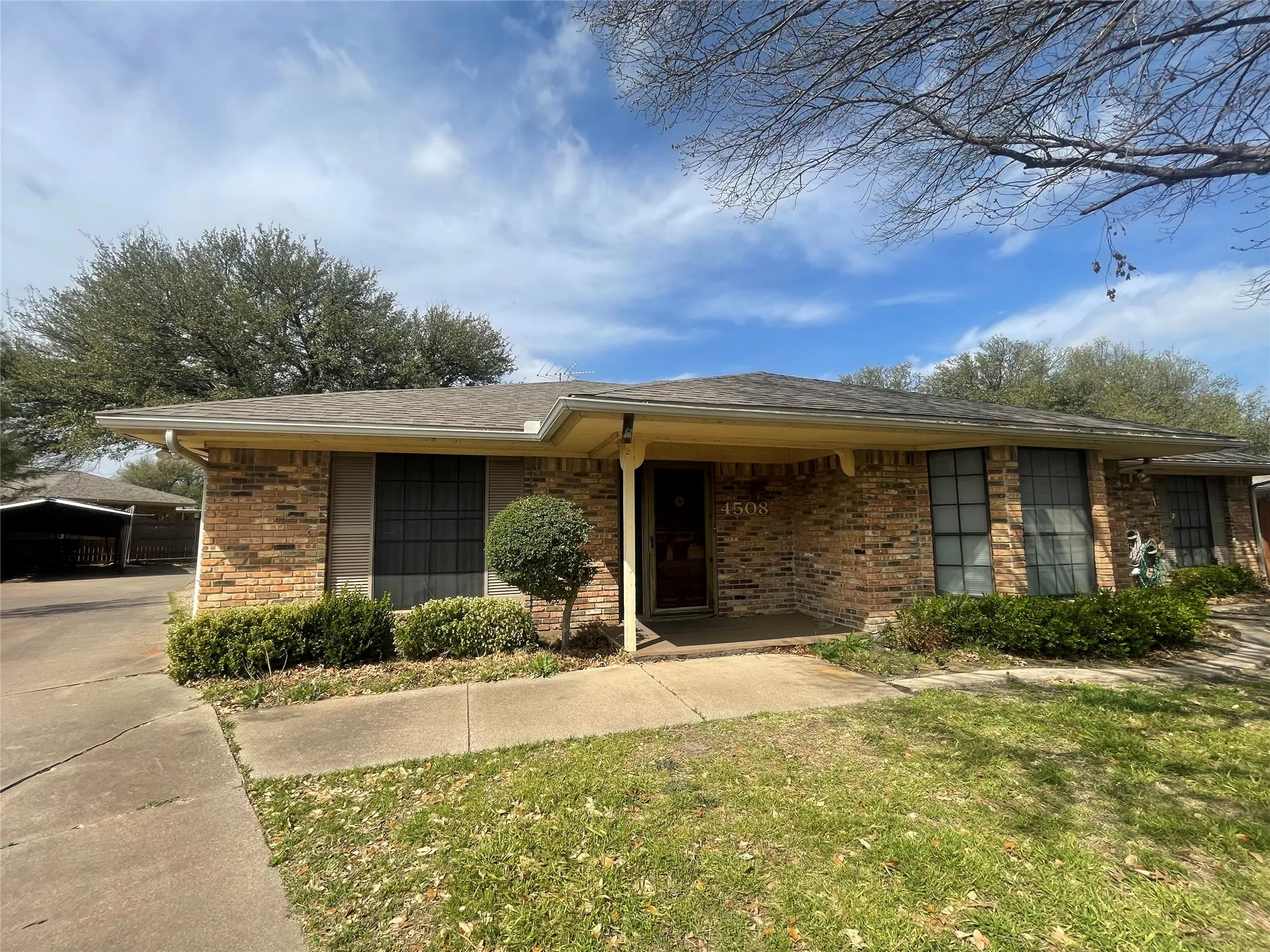 Single Family Residence For Rent in Tarrant County , 4508 Mill Pond Court, Fort Worth, Texas 76133, 3 Bedroom, 3 Bathroom, 2 Garage spaces, 2,339 Sqft, built in 1976, mls#21373036, Real Estate Agent in Fort Worth, Homes For Rent in Tarrant county, Homes For Rent in Fort Worth, Realtor in Fort Worth Texas, Real Estate Brokerage Independent Realty Texas, Luminita Cordes Realtor