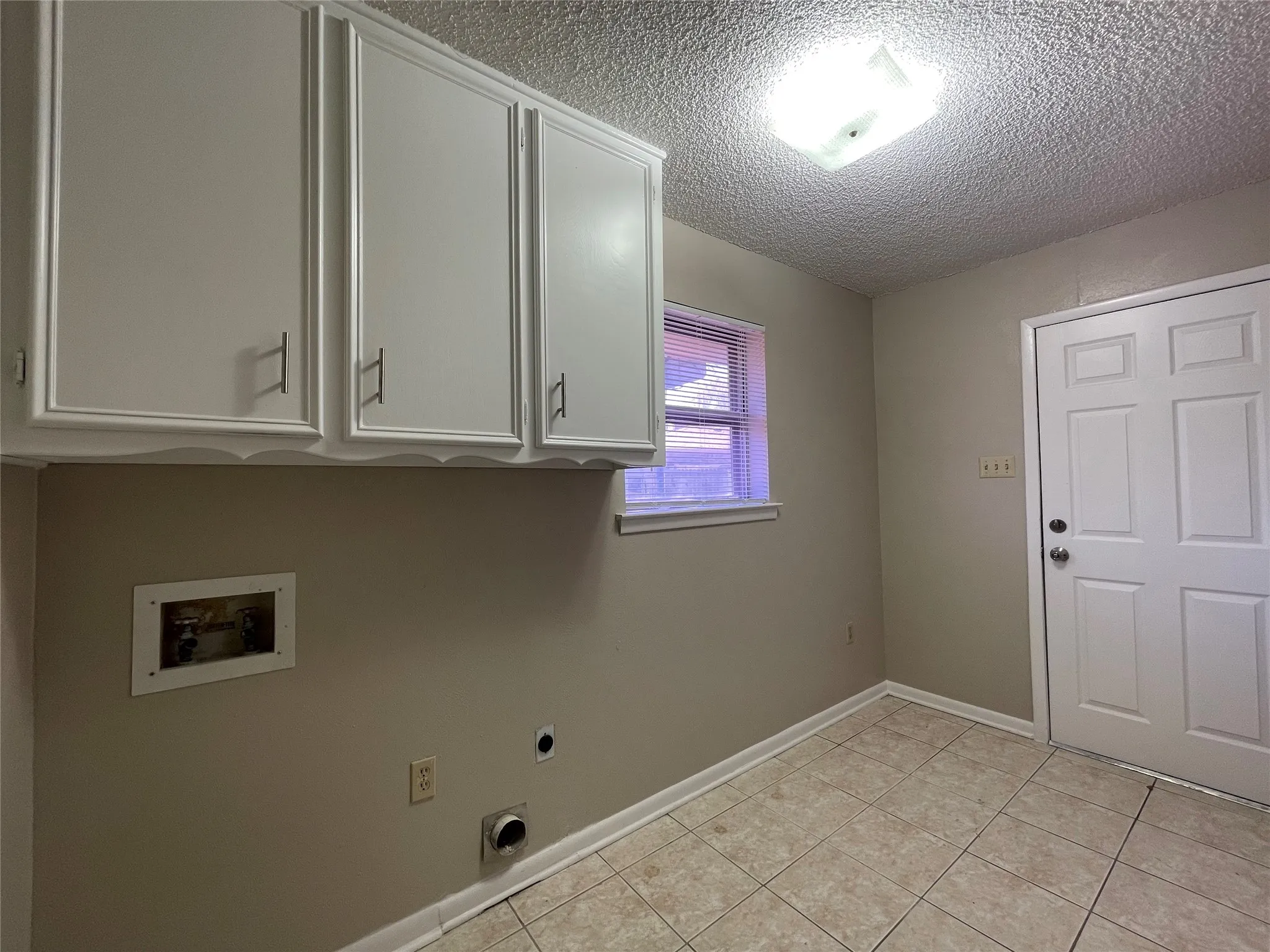 Single Family Residence For Rent in Tarrant County , 4508 Mill Pond Court, Fort Worth, Texas 76133, 3 Bedroom, 3 Bathroom, 2 Garage spaces, 2,339 Sqft, built in 1976, mls#21373036, Real Estate Agent in Fort Worth, Homes For Rent in Tarrant county, Homes For Rent in Fort Worth, Realtor in Fort Worth Texas, Real Estate Brokerage Independent Realty Texas, Luminita Cordes Realtor
