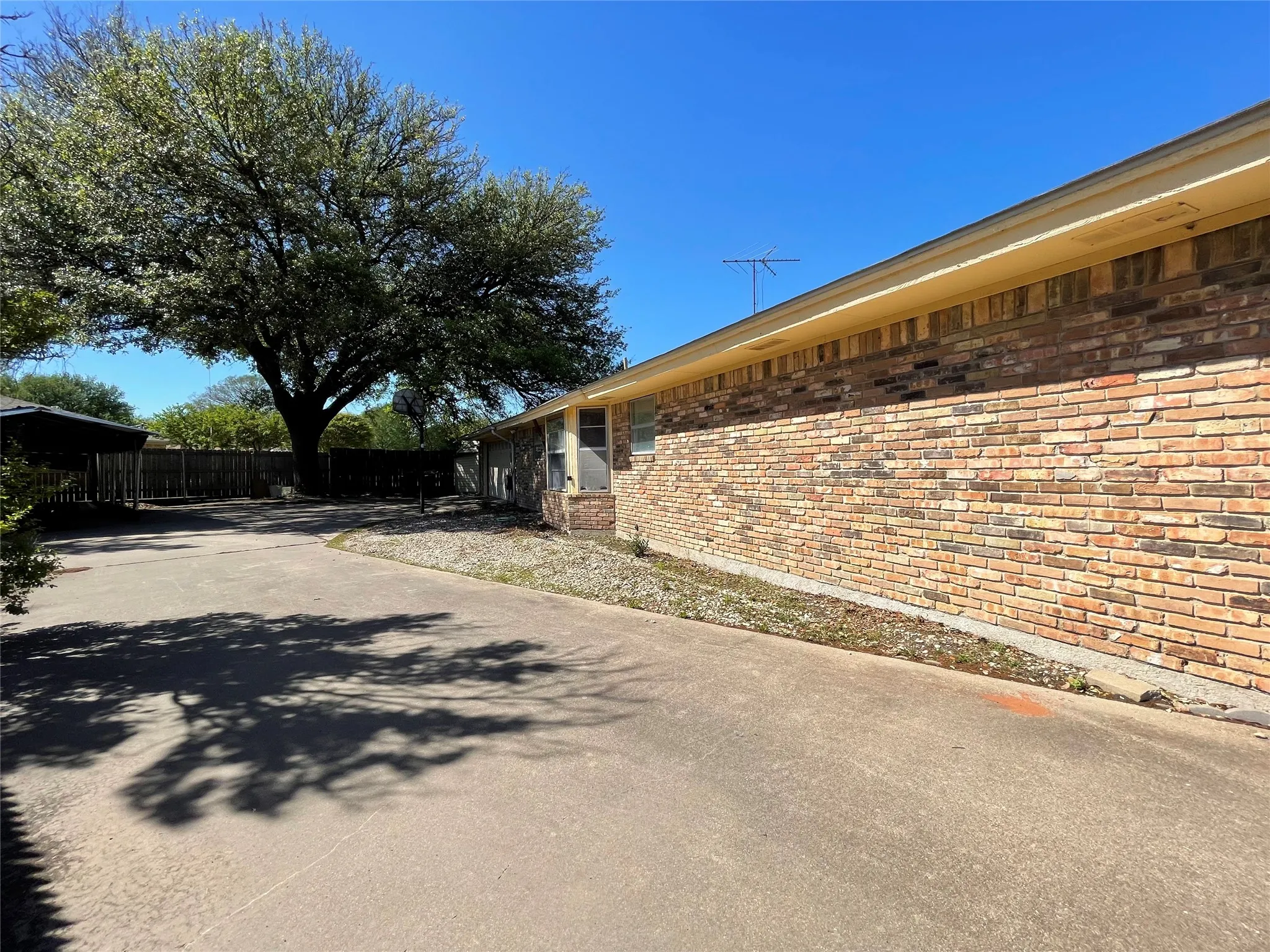 Single Family Residence For Rent in Tarrant County , 4508 Mill Pond Court, Fort Worth, Texas 76133, 3 Bedroom, 3 Bathroom, 2 Garage spaces, 2,339 Sqft, built in 1976, mls#21373036, Real Estate Agent in Fort Worth, Homes For Rent in Tarrant county, Homes For Rent in Fort Worth, Realtor in Fort Worth Texas, Real Estate Brokerage Independent Realty Texas, Luminita Cordes Realtor