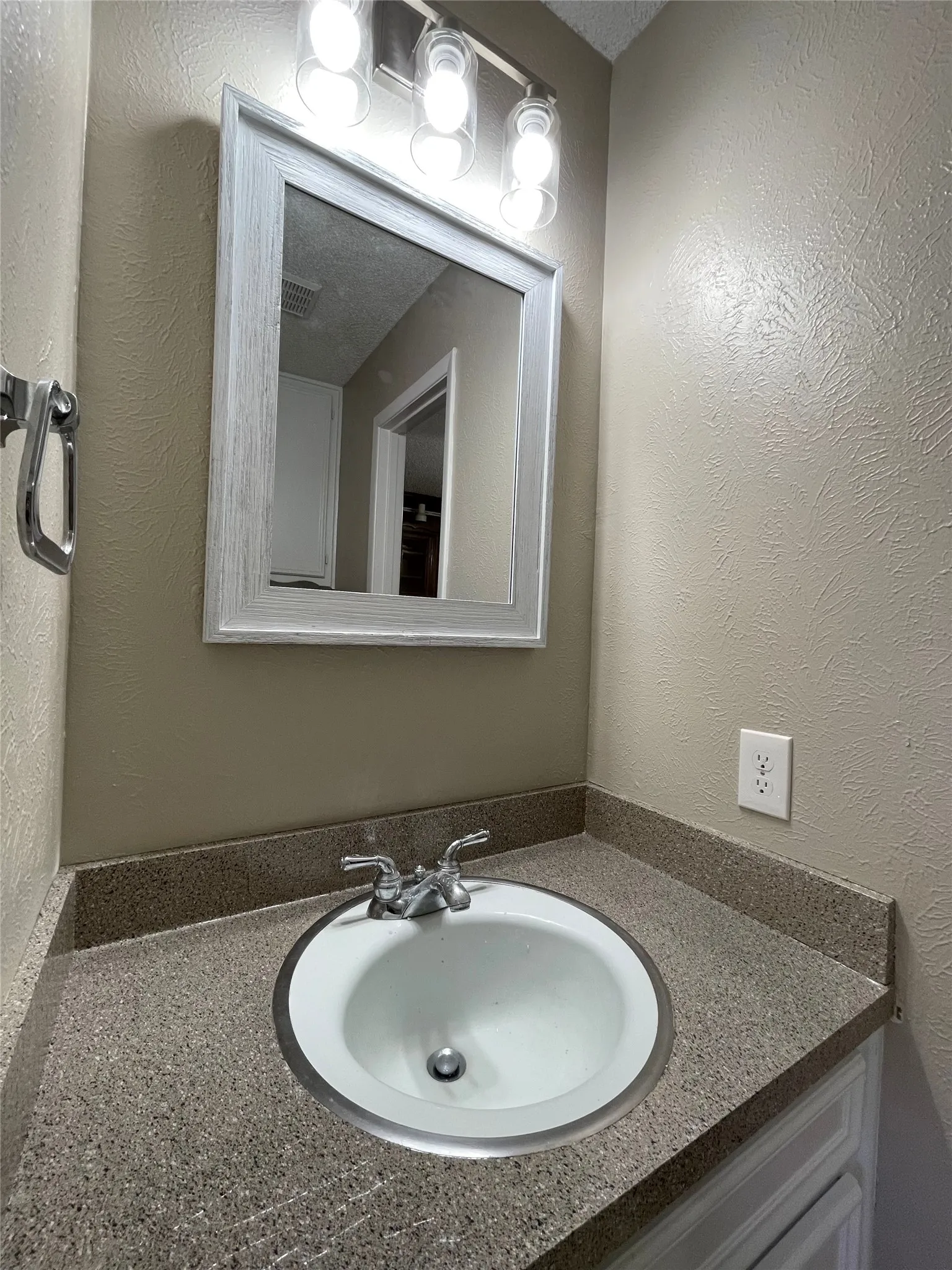 Single Family Residence For Rent in Tarrant County , 4508 Mill Pond Court, Fort Worth, Texas 76133, 3 Bedroom, 3 Bathroom, 2 Garage spaces, 2,339 Sqft, built in 1976, mls#21373036, Real Estate Agent in Fort Worth, Homes For Rent in Tarrant county, Homes For Rent in Fort Worth, Realtor in Fort Worth Texas, Real Estate Brokerage Independent Realty Texas, Luminita Cordes Realtor