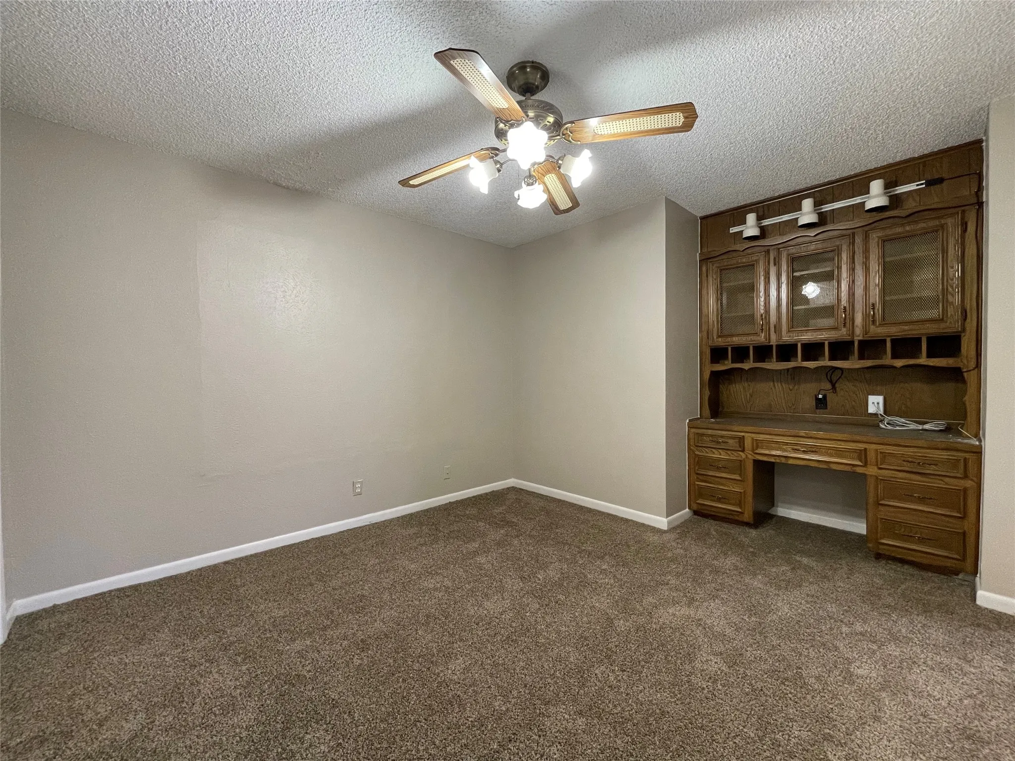 Single Family Residence For Rent in Tarrant County , 4508 Mill Pond Court, Fort Worth, Texas 76133, 3 Bedroom, 3 Bathroom, 2 Garage spaces, 2,339 Sqft, built in 1976, mls#21373036, Real Estate Agent in Fort Worth, Homes For Rent in Tarrant county, Homes For Rent in Fort Worth, Realtor in Fort Worth Texas, Real Estate Brokerage Independent Realty Texas, Luminita Cordes Realtor