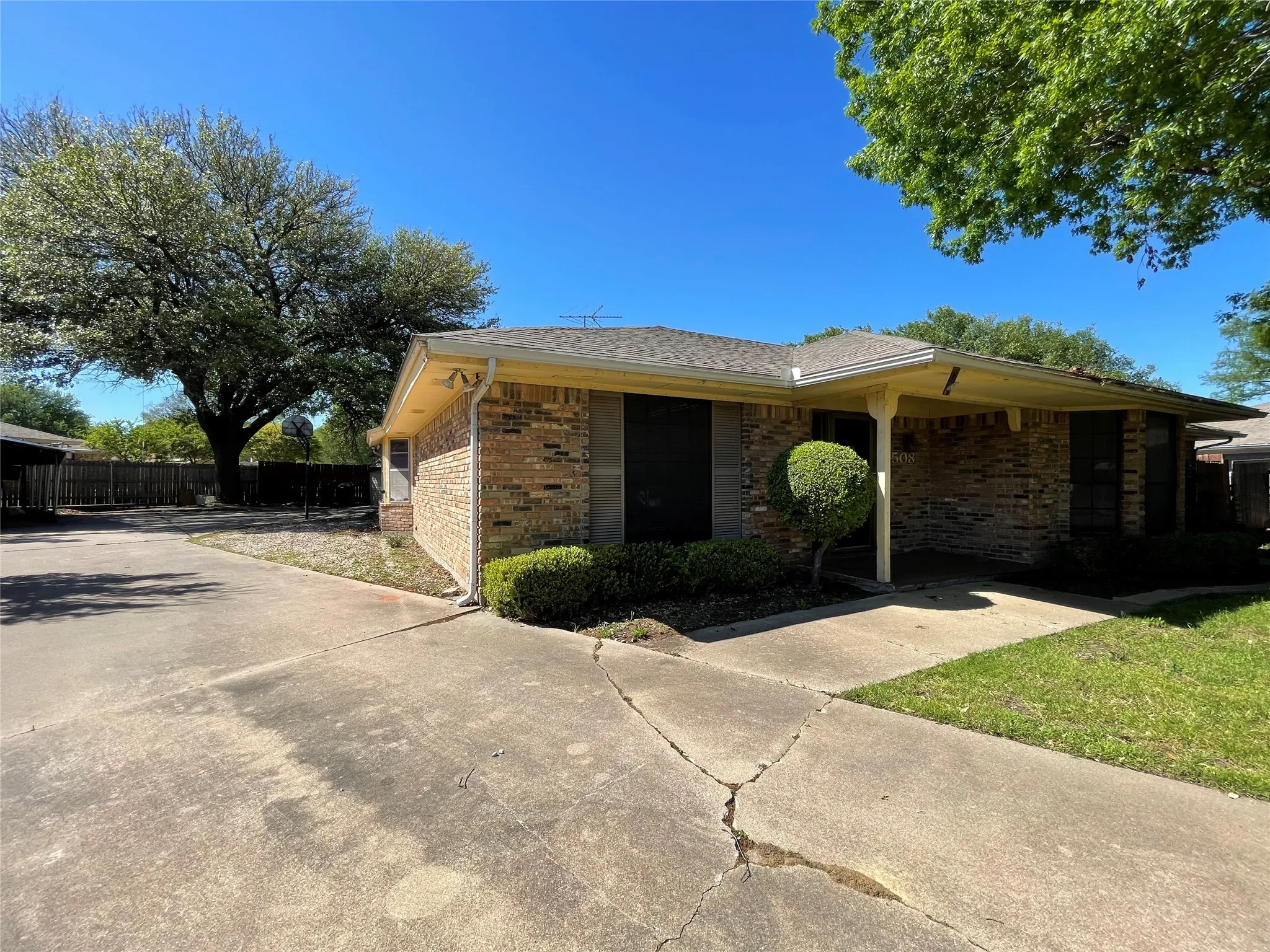 Single Family Residence For Rent in Tarrant County , 4508 Mill Pond Court, Fort Worth, Texas 76133, 3 Bedroom, 3 Bathroom, 2 Garage spaces, 2,339 Sqft, built in 1976, mls#21373036, Real Estate Agent in Fort Worth, Homes For Rent in Tarrant county, Homes For Rent in Fort Worth, Realtor in Fort Worth Texas, Real Estate Brokerage Independent Realty Texas, Luminita Cordes Realtor
