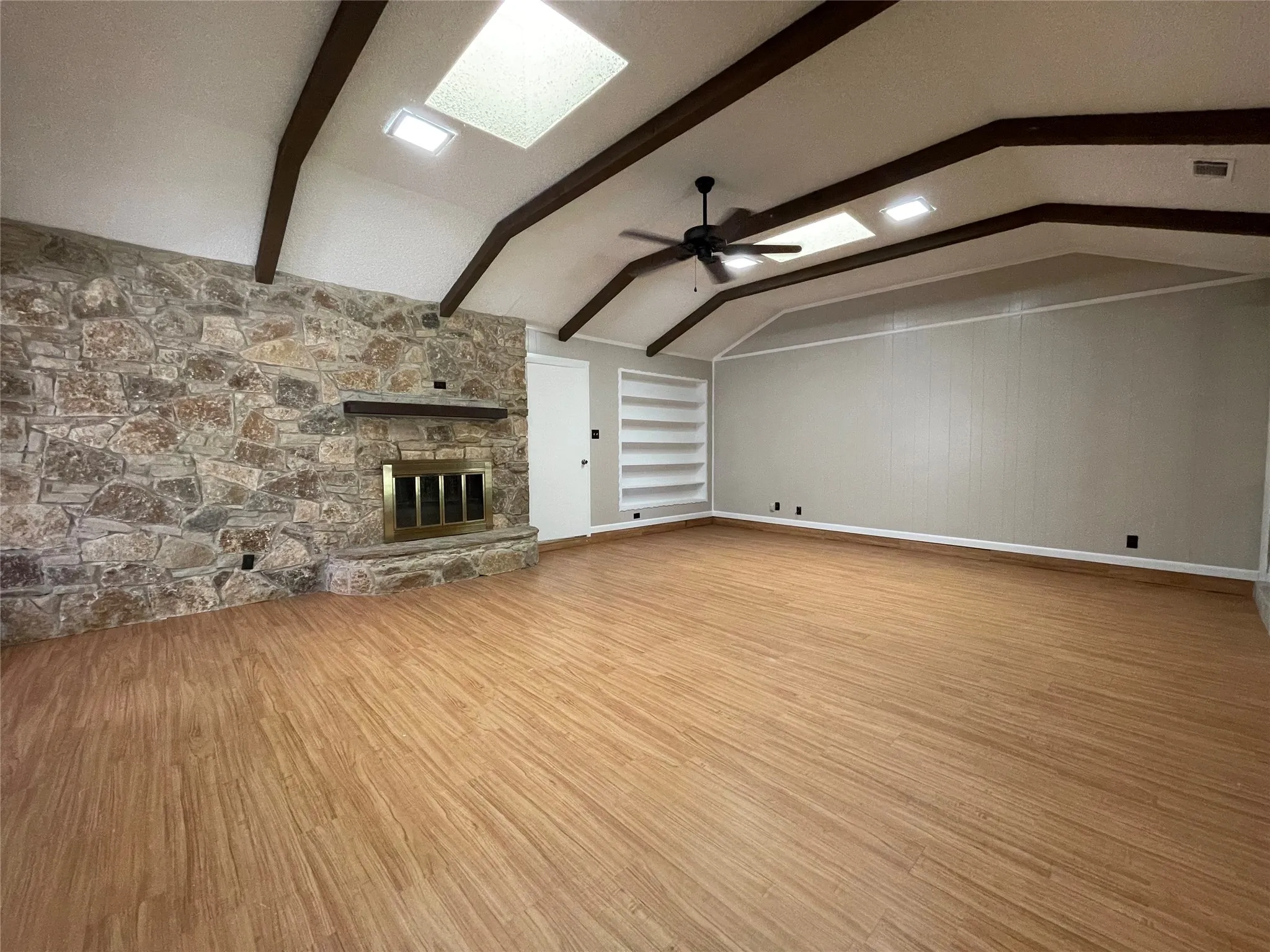Single Family Residence For Rent in Tarrant County , 4508 Mill Pond Court, Fort Worth, Texas 76133, 3 Bedroom, 3 Bathroom, 2 Garage spaces, 2,339 Sqft, built in 1976, mls#21373036, Real Estate Agent in Fort Worth, Homes For Rent in Tarrant county, Homes For Rent in Fort Worth, Realtor in Fort Worth Texas, Real Estate Brokerage Independent Realty Texas, Luminita Cordes Realtor