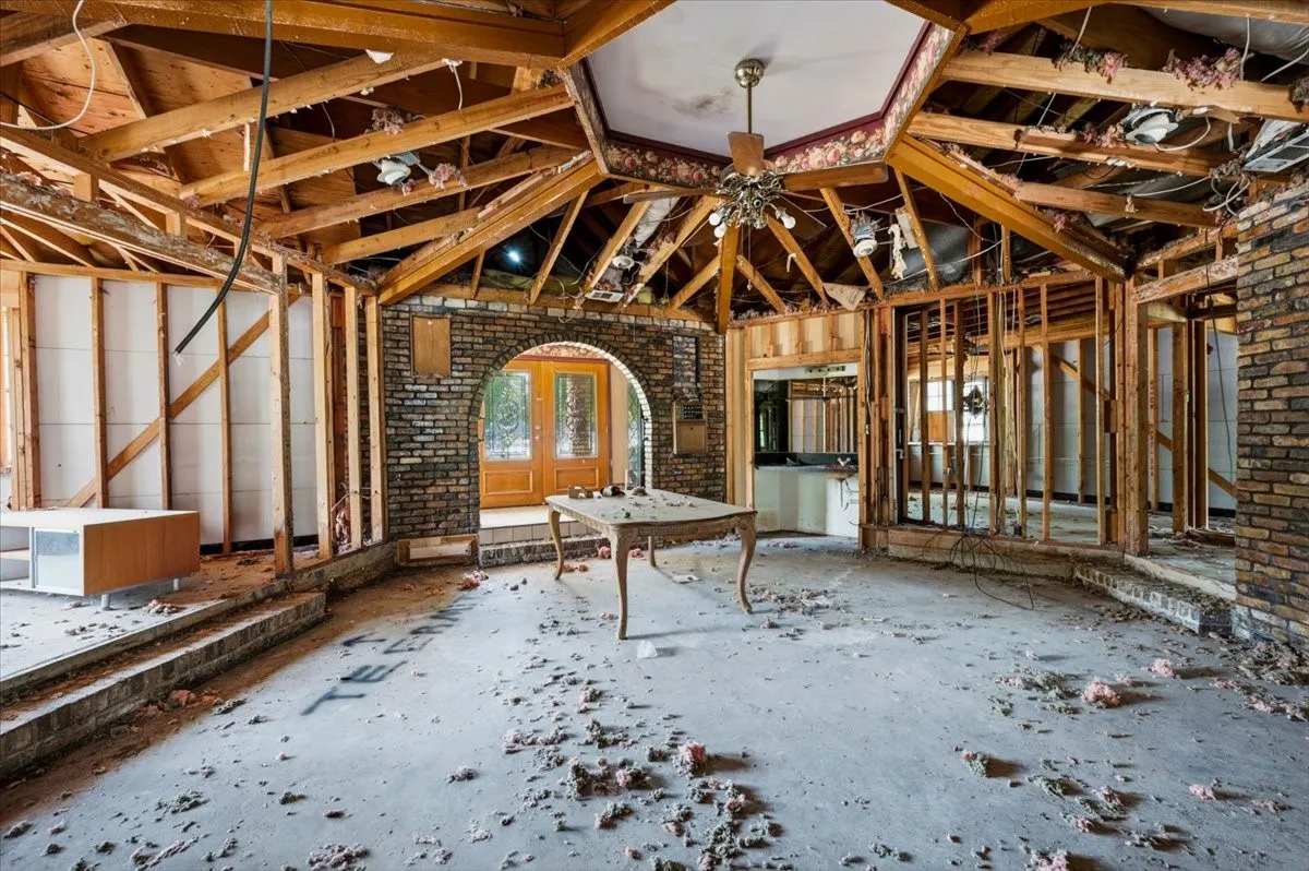 Single Family Residence For Sale in Dallas County , 135 E Pleasant Run Road, Cedar Hill, Texas 75104, 0, 0, 2 Garage spaces, 4,134 Sqft, built in 1979, mls#21382313, Real Estate Agent in Cedar Hill, Homes For Sale in Dallas county, Homes For Sale in Cedar Hill, Realtor in Cedar Hill Texas, Real Estate Brokerage Independent Realty Texas, Luminita Cordes Realtor