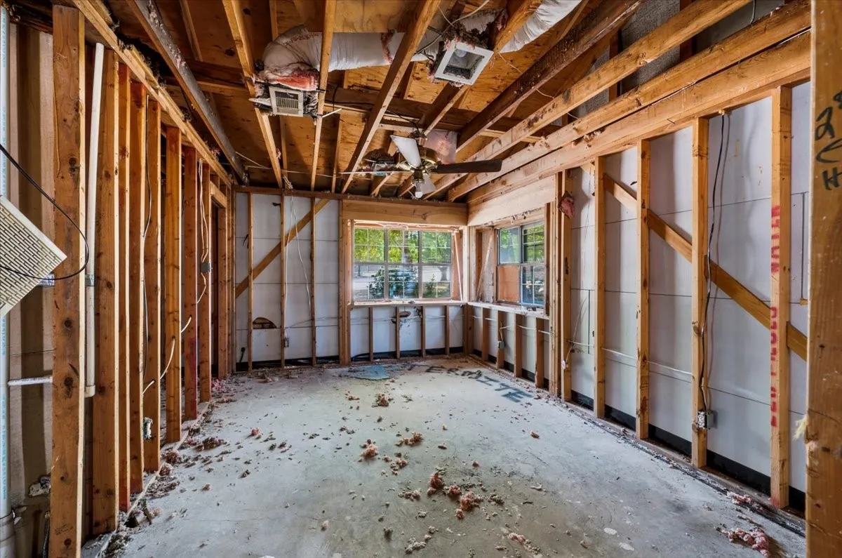 Single Family Residence For Sale in Dallas County , 135 E Pleasant Run Road, Cedar Hill, Texas 75104, 0, 0, 2 Garage spaces, 4,134 Sqft, built in 1979, mls#21382313, Real Estate Agent in Cedar Hill, Homes For Sale in Dallas county, Homes For Sale in Cedar Hill, Realtor in Cedar Hill Texas, Real Estate Brokerage Independent Realty Texas, Luminita Cordes Realtor