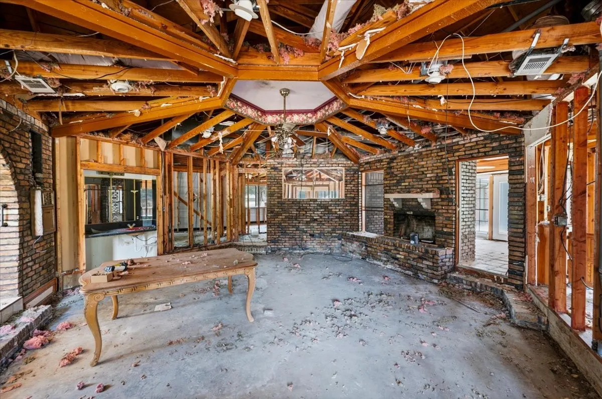 Single Family Residence For Sale in Dallas County , 135 E Pleasant Run Road, Cedar Hill, Texas 75104, 0, 0, 2 Garage spaces, 4,134 Sqft, built in 1979, mls#21382313, Real Estate Agent in Cedar Hill, Homes For Sale in Dallas county, Homes For Sale in Cedar Hill, Realtor in Cedar Hill Texas, Real Estate Brokerage Independent Realty Texas, Luminita Cordes Realtor