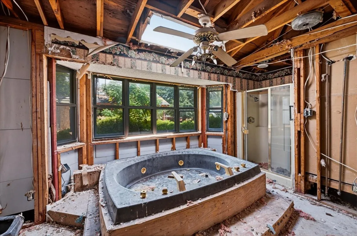 Single Family Residence For Sale in Dallas County , 135 E Pleasant Run Road, Cedar Hill, Texas 75104, 0, 0, 2 Garage spaces, 4,134 Sqft, built in 1979, mls#21382313, Real Estate Agent in Cedar Hill, Homes For Sale in Dallas county, Homes For Sale in Cedar Hill, Realtor in Cedar Hill Texas, Real Estate Brokerage Independent Realty Texas, Luminita Cordes Realtor