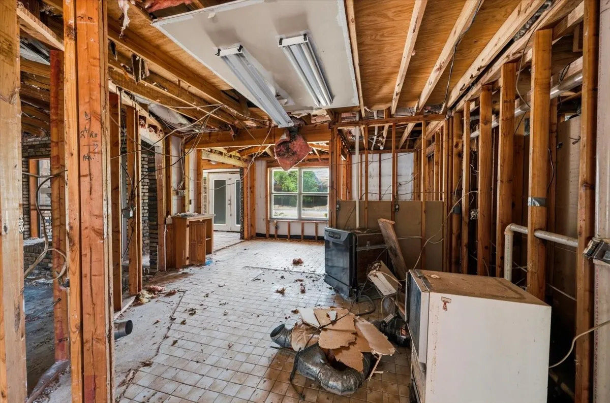 Single Family Residence For Sale in Dallas County , 135 E Pleasant Run Road, Cedar Hill, Texas 75104, 0, 0, 2 Garage spaces, 4,134 Sqft, built in 1979, mls#21382313, Real Estate Agent in Cedar Hill, Homes For Sale in Dallas county, Homes For Sale in Cedar Hill, Realtor in Cedar Hill Texas, Real Estate Brokerage Independent Realty Texas, Luminita Cordes Realtor
