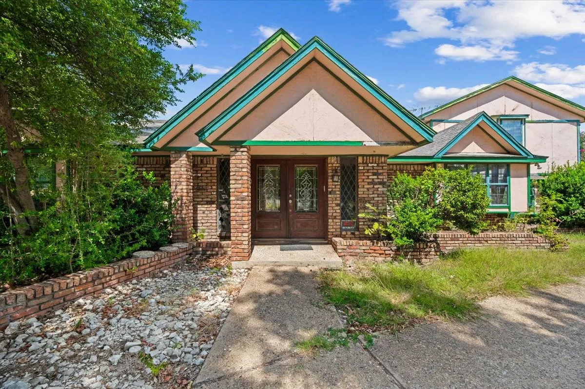 Single Family Residence For Sale in Dallas County , 135 E Pleasant Run Road, Cedar Hill, Texas 75104, 0, 0, 2 Garage spaces, 4,134 Sqft, built in 1979, mls#21382313, Real Estate Agent in Cedar Hill, Homes For Sale in Dallas county, Homes For Sale in Cedar Hill, Realtor in Cedar Hill Texas, Real Estate Brokerage Independent Realty Texas, Luminita Cordes Realtor