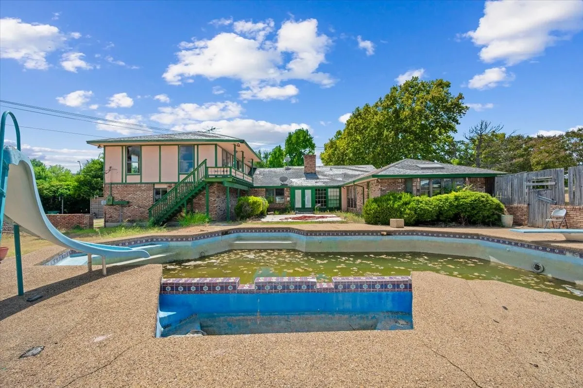 Single Family Residence For Sale in Dallas County , 135 E Pleasant Run Road, Cedar Hill, Texas 75104, 0, 0, 2 Garage spaces, 4,134 Sqft, built in 1979, mls#21382313, Real Estate Agent in Cedar Hill, Homes For Sale in Dallas county, Homes For Sale in Cedar Hill, Realtor in Cedar Hill Texas, Real Estate Brokerage Independent Realty Texas, Luminita Cordes Realtor