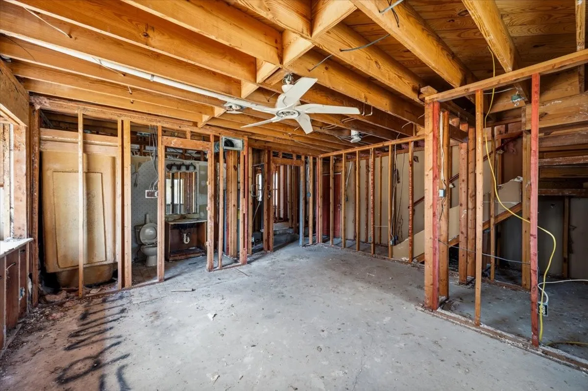Single Family Residence For Sale in Dallas County , 135 E Pleasant Run Road, Cedar Hill, Texas 75104, 0, 0, 2 Garage spaces, 4,134 Sqft, built in 1979, mls#21382313, Real Estate Agent in Cedar Hill, Homes For Sale in Dallas county, Homes For Sale in Cedar Hill, Realtor in Cedar Hill Texas, Real Estate Brokerage Independent Realty Texas, Luminita Cordes Realtor
