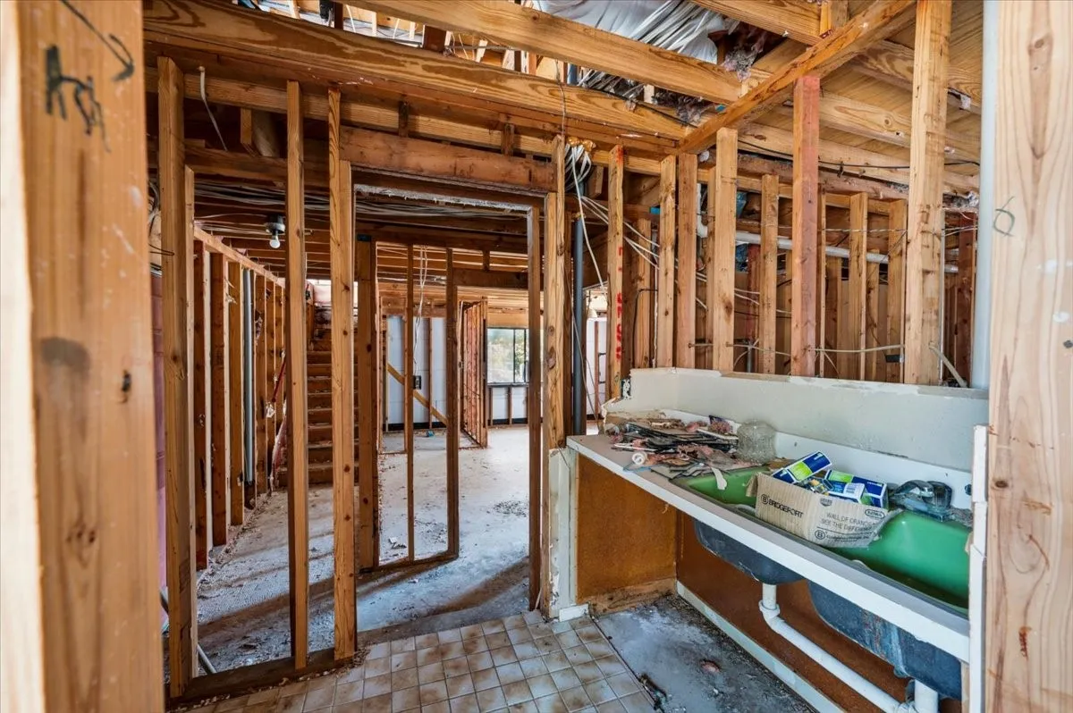 Single Family Residence For Sale in Dallas County , 135 E Pleasant Run Road, Cedar Hill, Texas 75104, 0, 0, 2 Garage spaces, 4,134 Sqft, built in 1979, mls#21382313, Real Estate Agent in Cedar Hill, Homes For Sale in Dallas county, Homes For Sale in Cedar Hill, Realtor in Cedar Hill Texas, Real Estate Brokerage Independent Realty Texas, Luminita Cordes Realtor