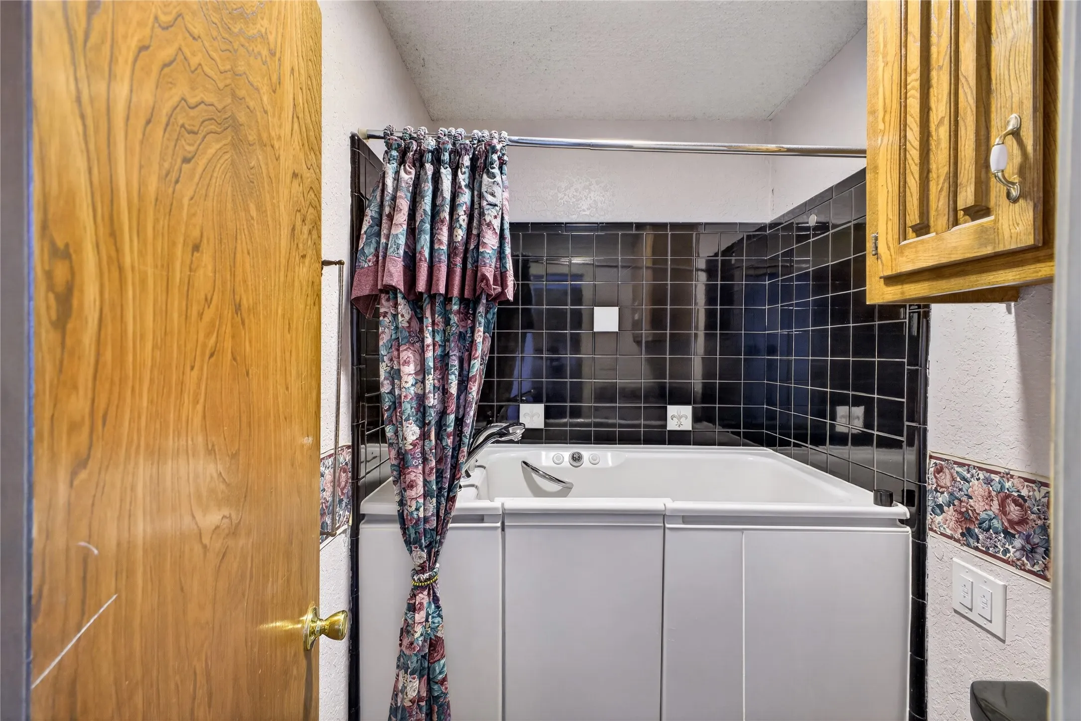 Single Family Residence For Sale in Tarrant County , 908 Chestnut Drive, Arlington, Texas 76012, 3 Bedroom, 2 Bathroom, 2 Garage spaces, 2,616 Sqft, built in 1972, mls#21381848, Real Estate Agent in Arlington, Homes For Sale in Tarrant county, Homes For Sale in Arlington, Realtor in Arlington Texas, Real Estate Brokerage Independent Realty Texas, Luminita Cordes Realtor