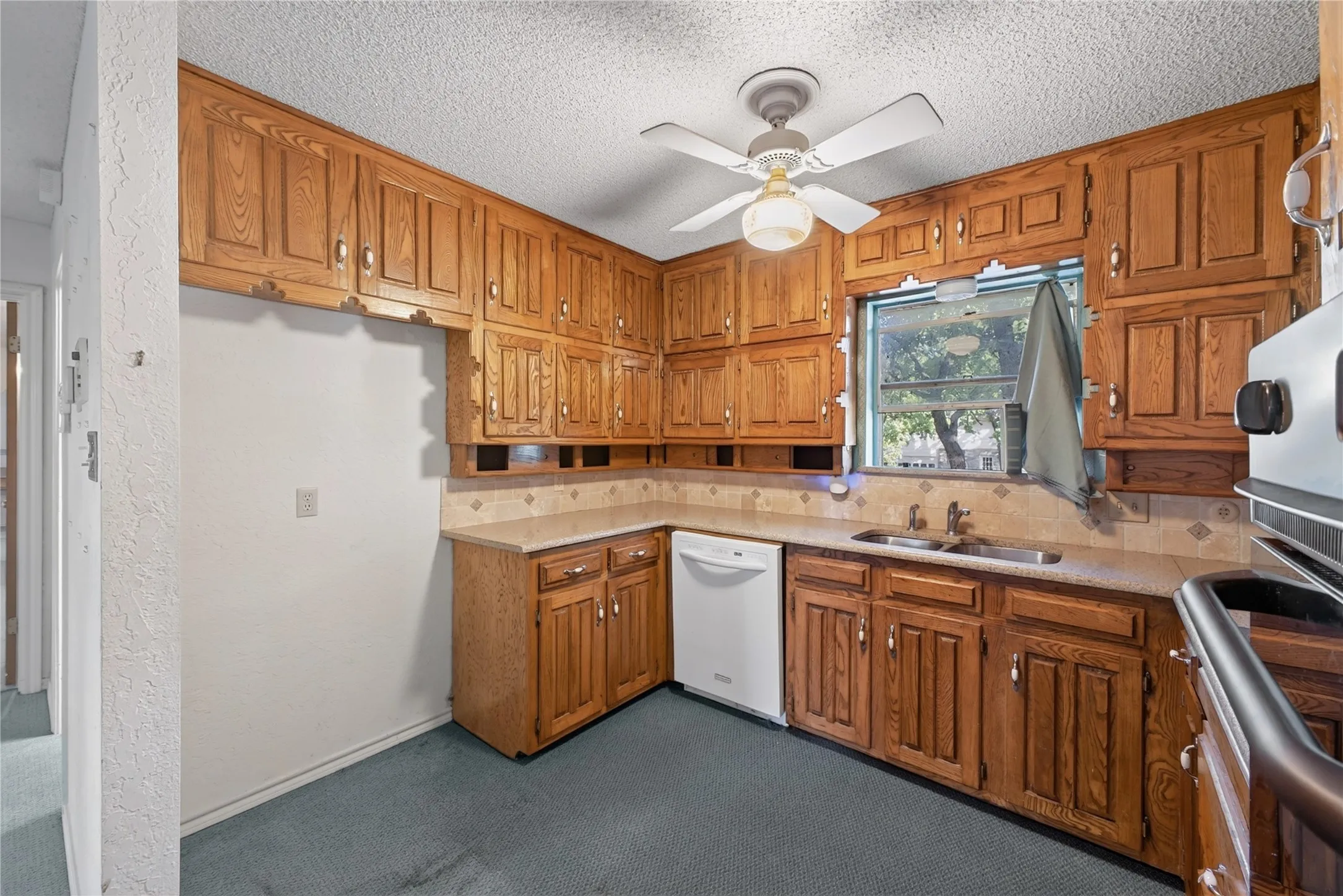Single Family Residence For Sale in Tarrant County , 908 Chestnut Drive, Arlington, Texas 76012, 3 Bedroom, 2 Bathroom, 2 Garage spaces, 2,616 Sqft, built in 1972, mls#21381848, Real Estate Agent in Arlington, Homes For Sale in Tarrant county, Homes For Sale in Arlington, Realtor in Arlington Texas, Real Estate Brokerage Independent Realty Texas, Luminita Cordes Realtor