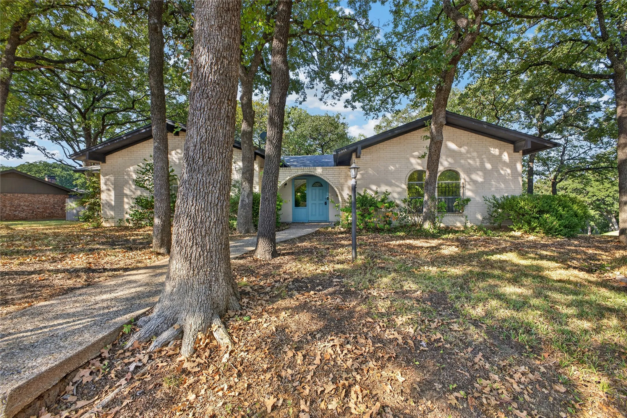 Single Family Residence For Sale in Tarrant County , 908 Chestnut Drive, Arlington, Texas 76012, 3 Bedroom, 2 Bathroom, 2 Garage spaces, 2,616 Sqft, built in 1972, mls#21381848, Real Estate Agent in Arlington, Homes For Sale in Tarrant county, Homes For Sale in Arlington, Realtor in Arlington Texas, Real Estate Brokerage Independent Realty Texas, Luminita Cordes Realtor