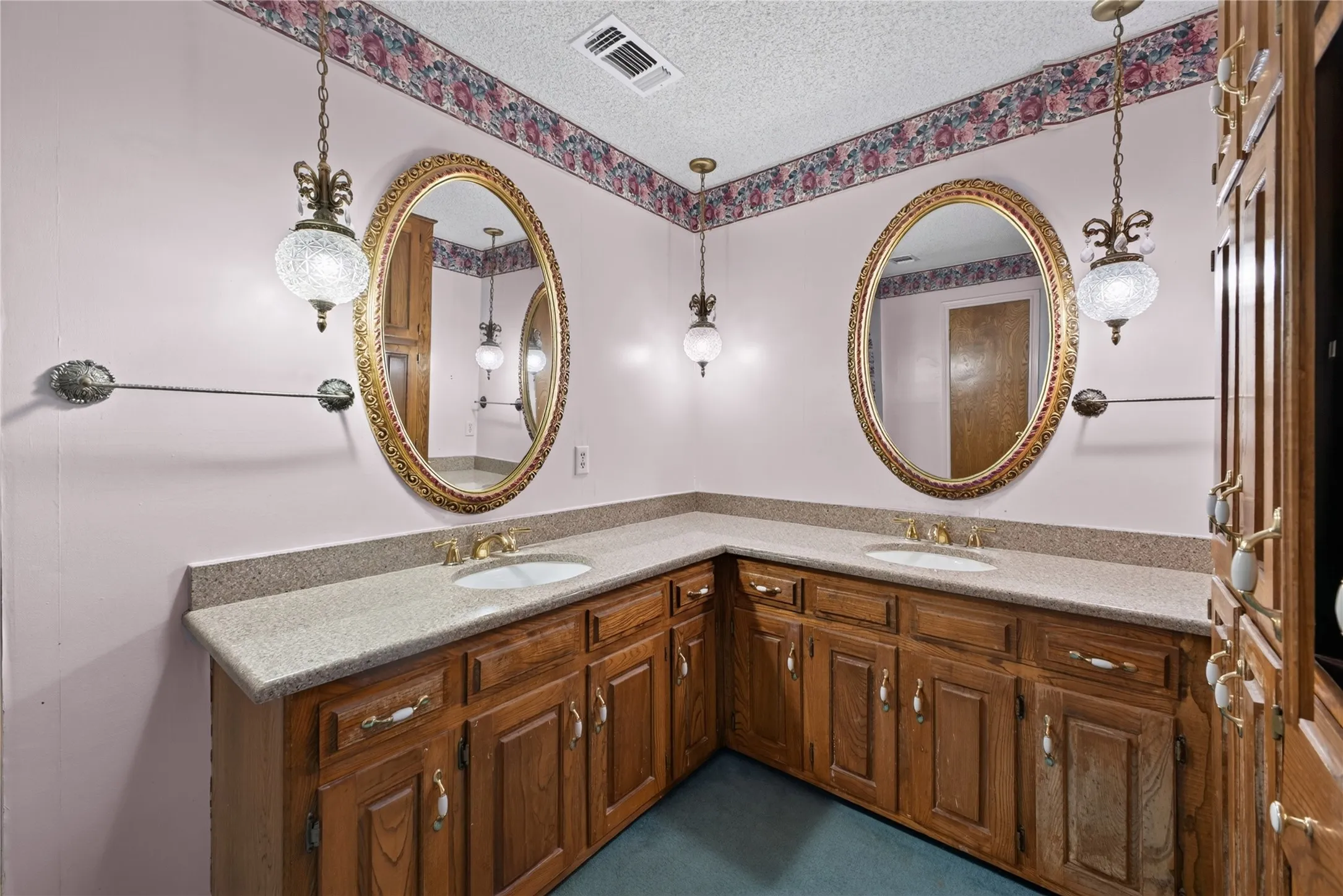 Single Family Residence For Sale in Tarrant County , 908 Chestnut Drive, Arlington, Texas 76012, 3 Bedroom, 2 Bathroom, 2 Garage spaces, 2,616 Sqft, built in 1972, mls#21381848, Real Estate Agent in Arlington, Homes For Sale in Tarrant county, Homes For Sale in Arlington, Realtor in Arlington Texas, Real Estate Brokerage Independent Realty Texas, Luminita Cordes Realtor