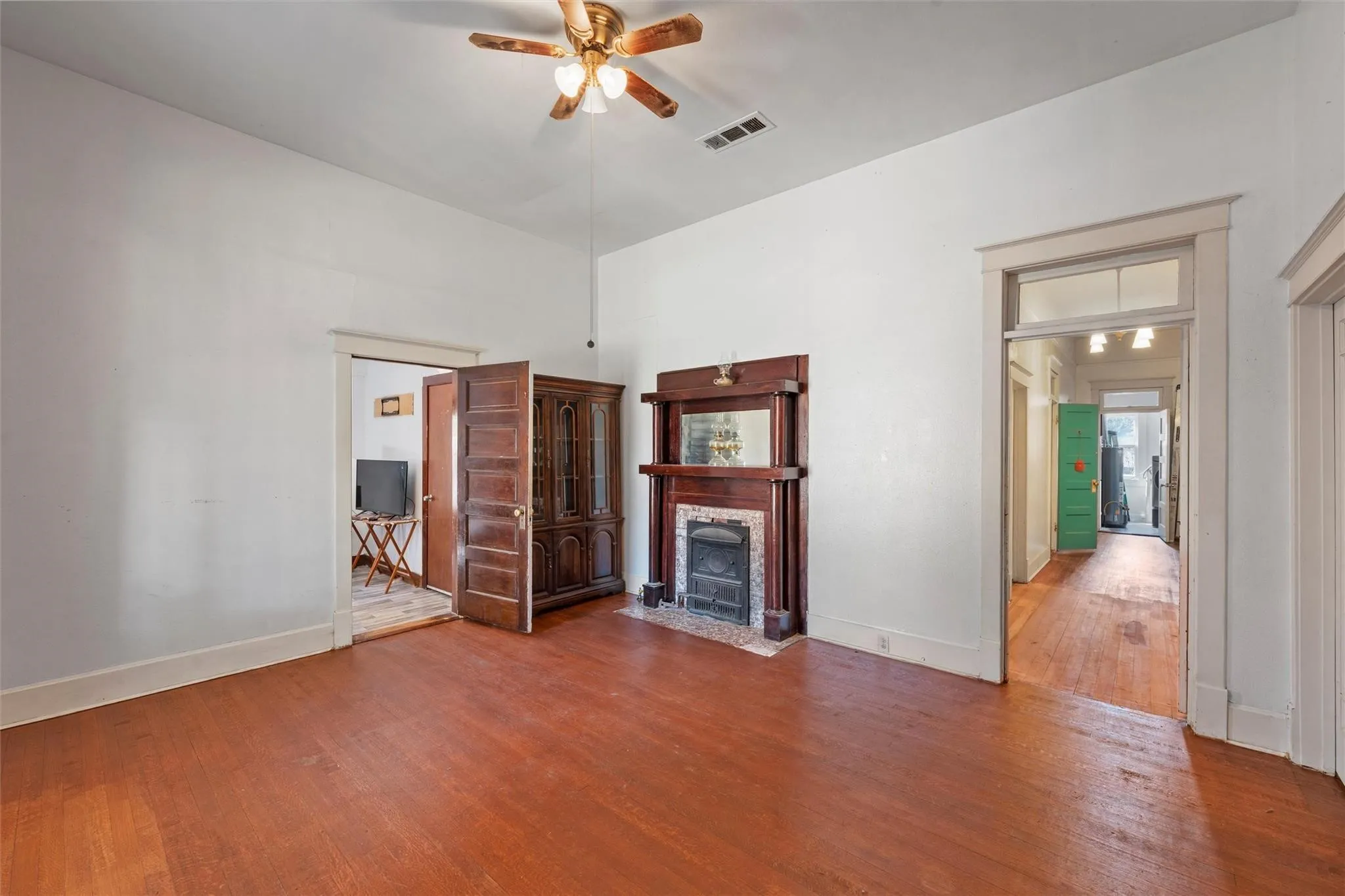Single Family Residence For Sale in Hamilton County , 506 E Main Street, Hamilton, Texas 76531, 4 Bedroom, 2 Bathroom, 2 Garage spaces, 2,132 Sqft, built in 1911, mls#21376618, Real Estate Agent in Hamilton, Homes For Sale in Hamilton county, Homes For Sale in Hamilton, Realtor in Hamilton Texas, Real Estate Brokerage Independent Realty Texas, Luminita Cordes Realtor