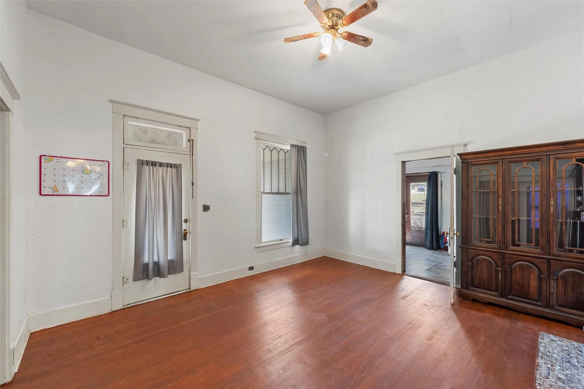 Single Family Residence For Sale in Hamilton County , 506 E Main Street, Hamilton, Texas 76531, 4 Bedroom, 2 Bathroom, 2 Garage spaces, 2,132 Sqft, built in 1911, mls#21376618, Real Estate Agent in Hamilton, Homes For Sale in Hamilton county, Homes For Sale in Hamilton, Realtor in Hamilton Texas, Real Estate Brokerage Independent Realty Texas, Luminita Cordes Realtor