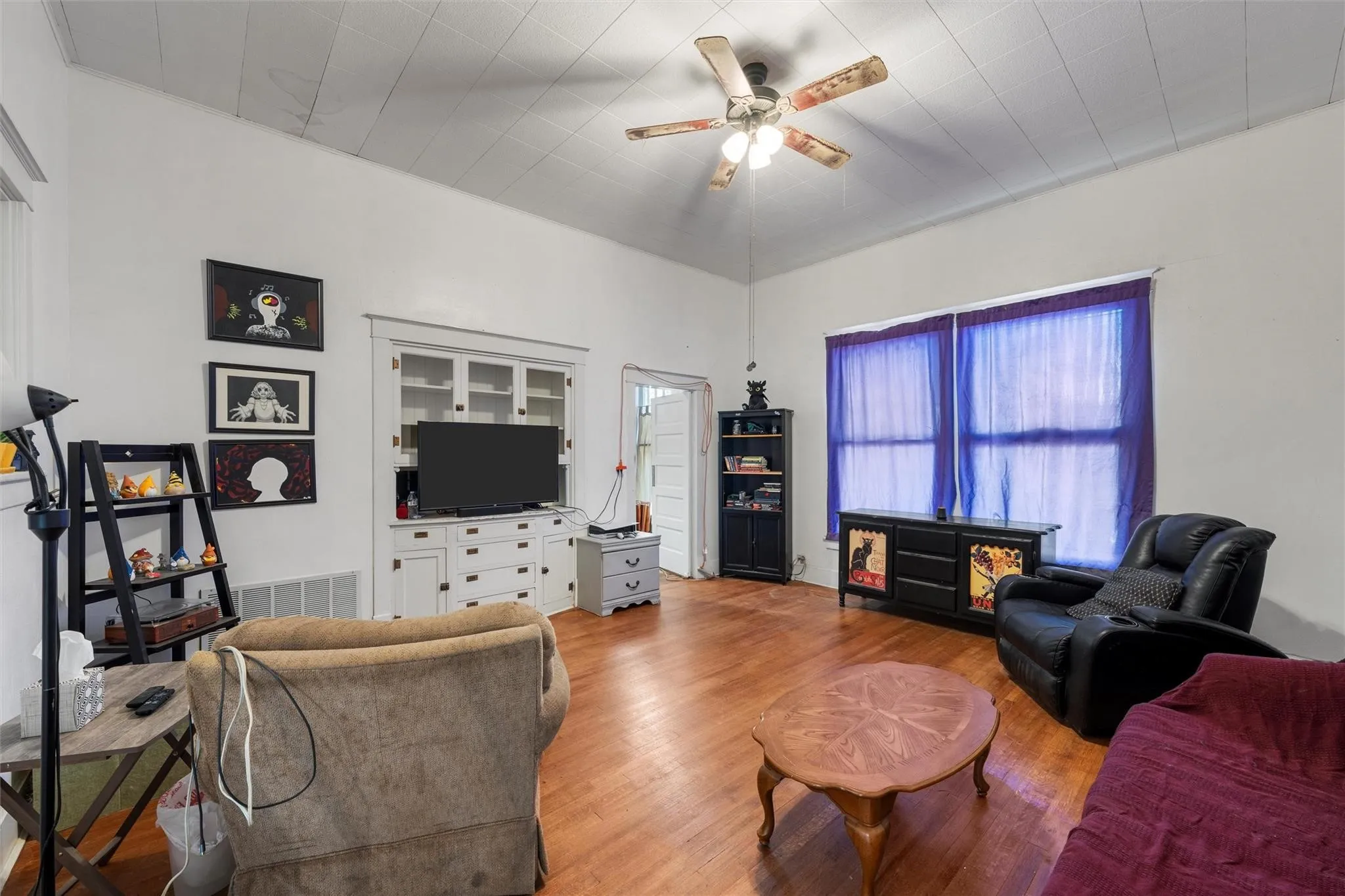 Single Family Residence For Sale in Hamilton County , 506 E Main Street, Hamilton, Texas 76531, 4 Bedroom, 2 Bathroom, 2 Garage spaces, 2,132 Sqft, built in 1911, mls#21376618, Real Estate Agent in Hamilton, Homes For Sale in Hamilton county, Homes For Sale in Hamilton, Realtor in Hamilton Texas, Real Estate Brokerage Independent Realty Texas, Luminita Cordes Realtor