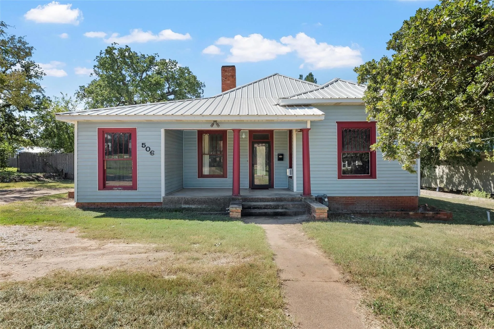 Single Family Residence For Sale in Hamilton County , 506 E Main Street, Hamilton, Texas 76531, 4 Bedroom, 2 Bathroom, 2 Garage spaces, 2,132 Sqft, built in 1911, mls#21376618, Real Estate Agent in Hamilton, Homes For Sale in Hamilton county, Homes For Sale in Hamilton, Realtor in Hamilton Texas, Real Estate Brokerage Independent Realty Texas, Luminita Cordes Realtor
