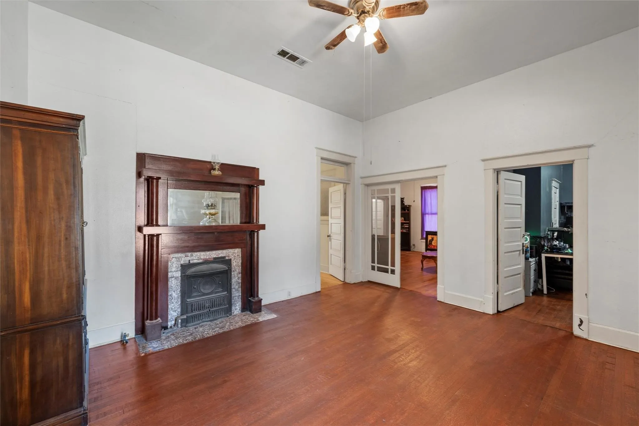 Single Family Residence For Sale in Hamilton County , 506 E Main Street, Hamilton, Texas 76531, 4 Bedroom, 2 Bathroom, 2 Garage spaces, 2,132 Sqft, built in 1911, mls#21376618, Real Estate Agent in Hamilton, Homes For Sale in Hamilton county, Homes For Sale in Hamilton, Realtor in Hamilton Texas, Real Estate Brokerage Independent Realty Texas, Luminita Cordes Realtor