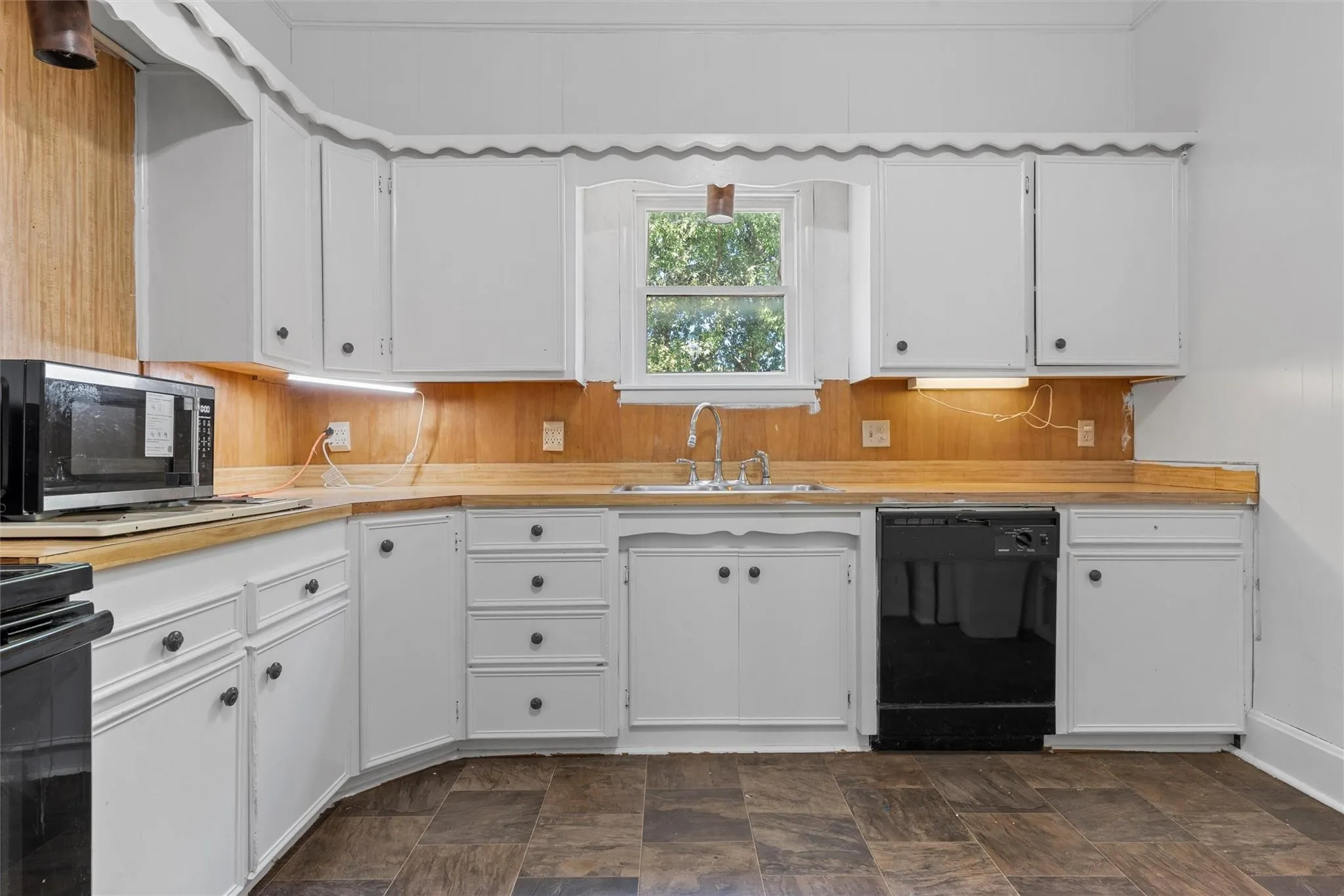 Single Family Residence For Sale in Hamilton County , 506 E Main Street, Hamilton, Texas 76531, 4 Bedroom, 2 Bathroom, 2 Garage spaces, 2,132 Sqft, built in 1911, mls#21376618, Real Estate Agent in Hamilton, Homes For Sale in Hamilton county, Homes For Sale in Hamilton, Realtor in Hamilton Texas, Real Estate Brokerage Independent Realty Texas, Luminita Cordes Realtor
