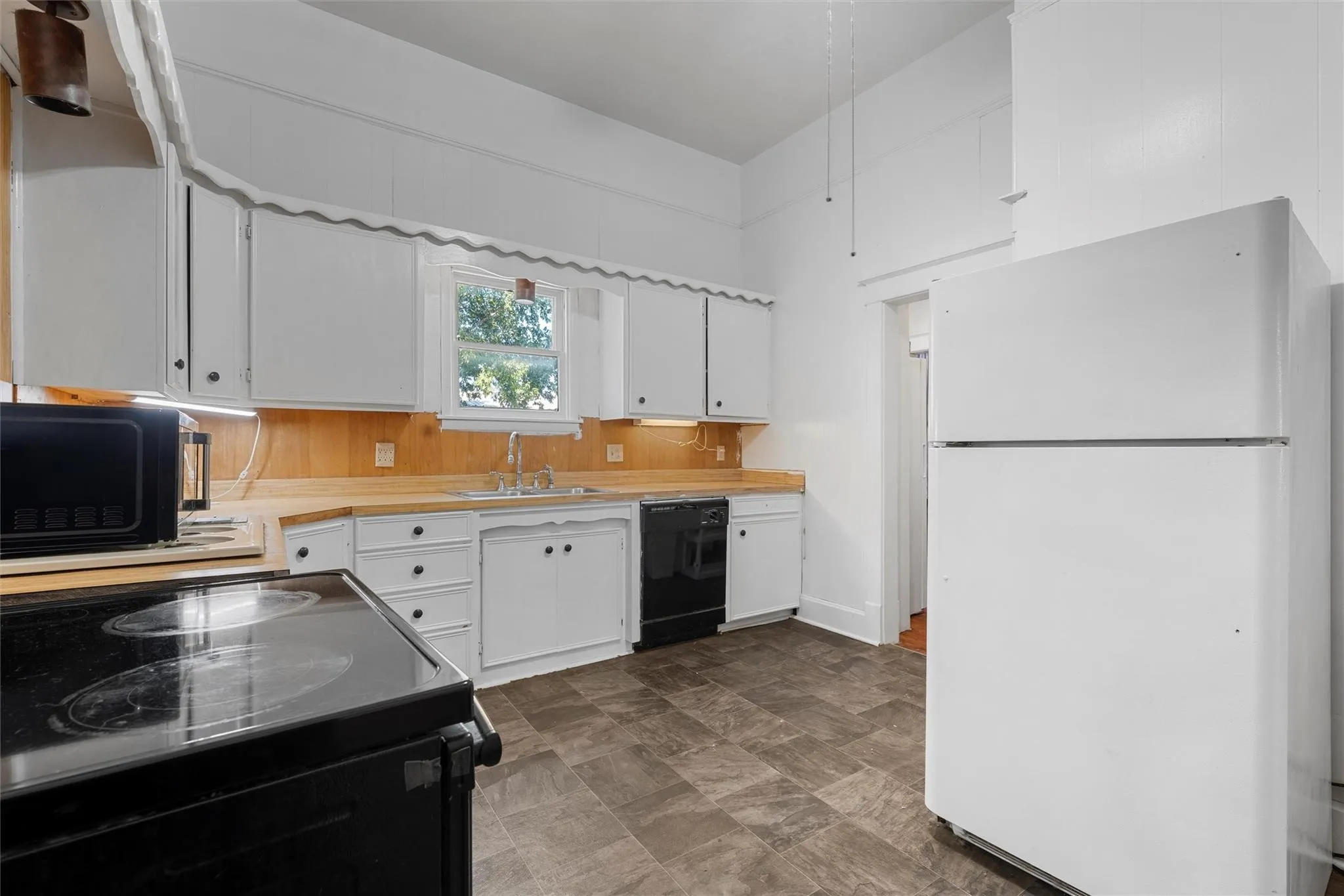 Single Family Residence For Sale in Hamilton County , 506 E Main Street, Hamilton, Texas 76531, 4 Bedroom, 2 Bathroom, 2 Garage spaces, 2,132 Sqft, built in 1911, mls#21376618, Real Estate Agent in Hamilton, Homes For Sale in Hamilton county, Homes For Sale in Hamilton, Realtor in Hamilton Texas, Real Estate Brokerage Independent Realty Texas, Luminita Cordes Realtor