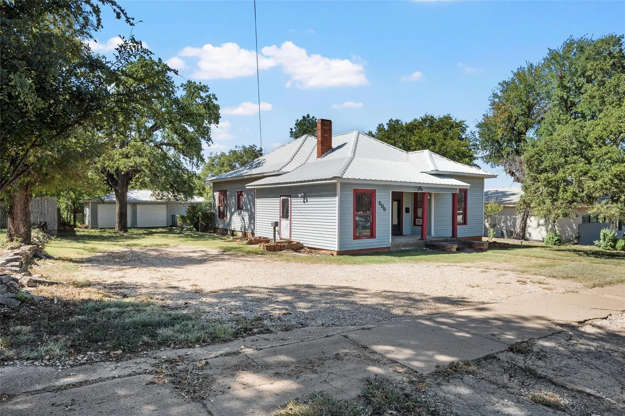 Single Family Residence For Sale in Hamilton County , 506 E Main Street, Hamilton, Texas 76531, 4 Bedroom, 2 Bathroom, 2 Garage spaces, 2,132 Sqft, built in 1911, mls#21376618, Real Estate Agent in Hamilton, Homes For Sale in Hamilton county, Homes For Sale in Hamilton, Realtor in Hamilton Texas, Real Estate Brokerage Independent Realty Texas, Luminita Cordes Realtor